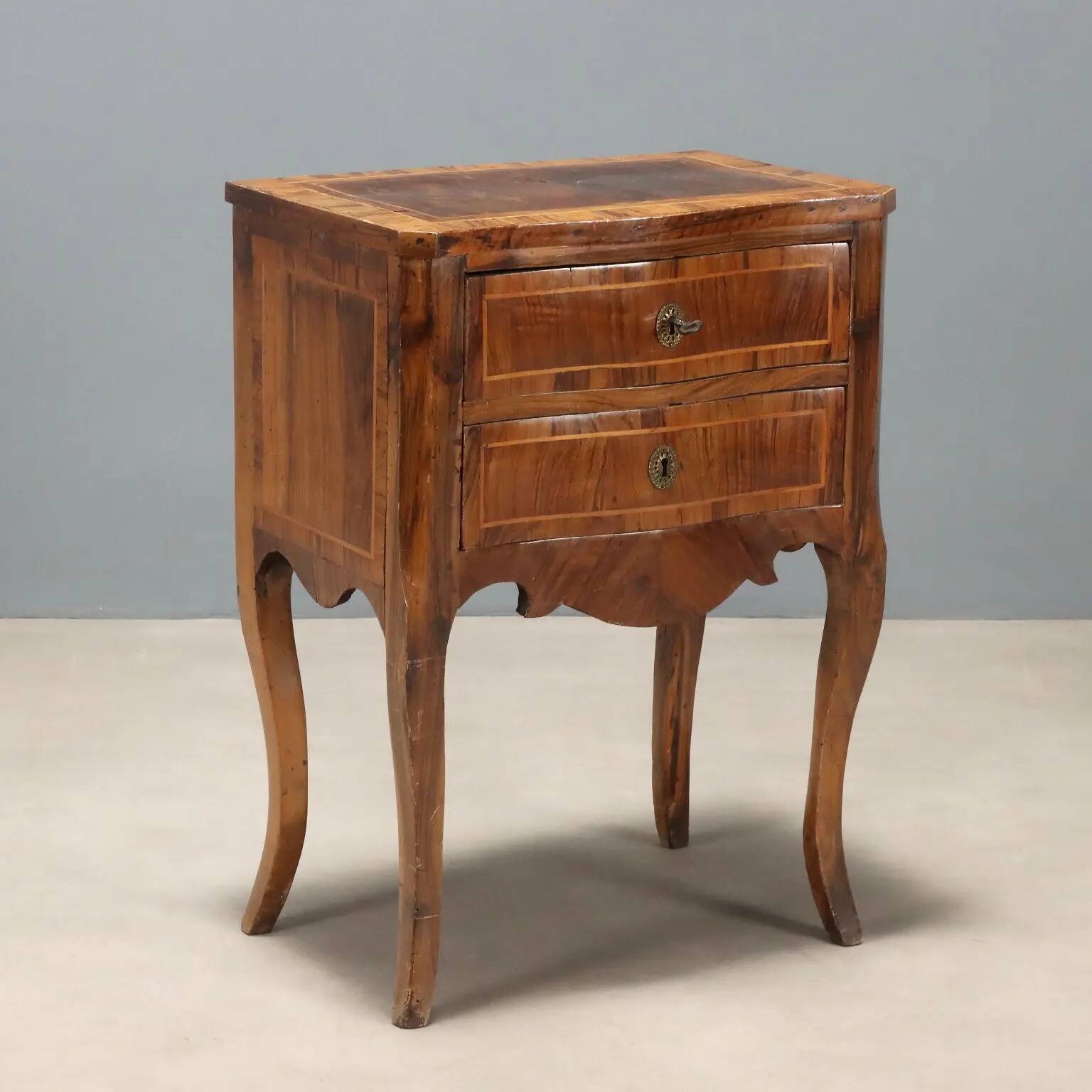 Antique baroque bedside table in walnut, olive wood, Italy, 18th century.
