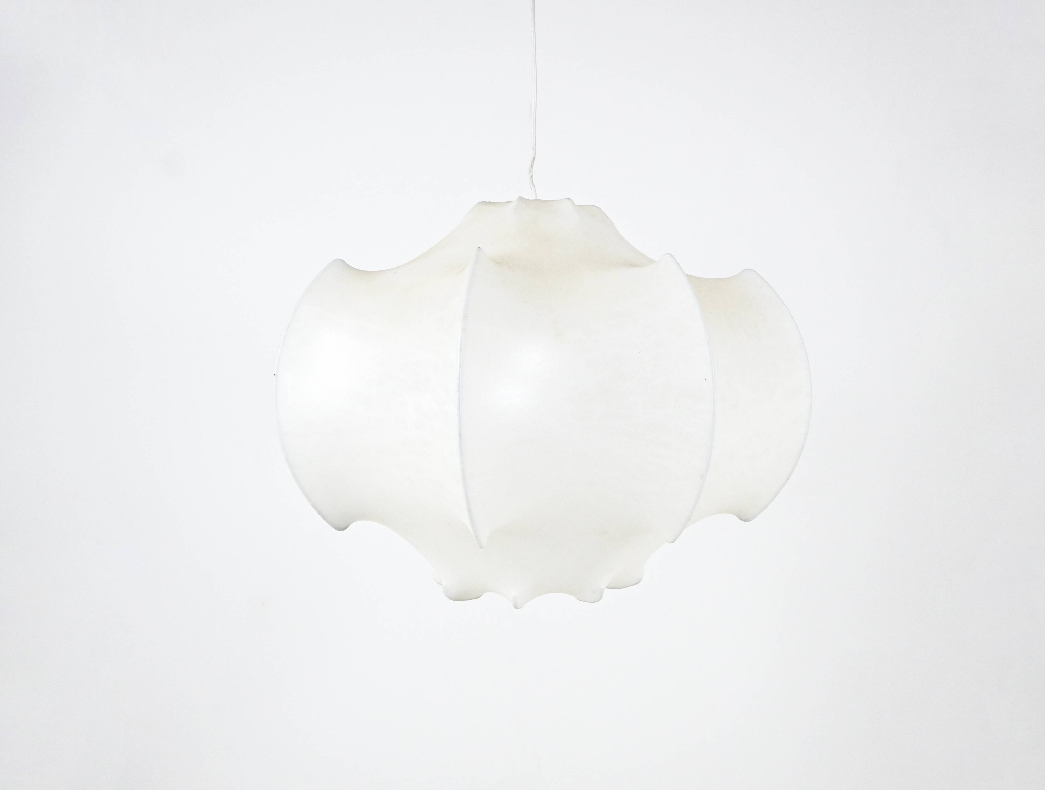 “Viscontea” pendant light by AchilleSu & Pier Giacomo Castiglioni for Flos