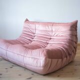 Canapé Togo 2 places en velours rose perle attribué à Michel Ducaroy pour Ligne Roset