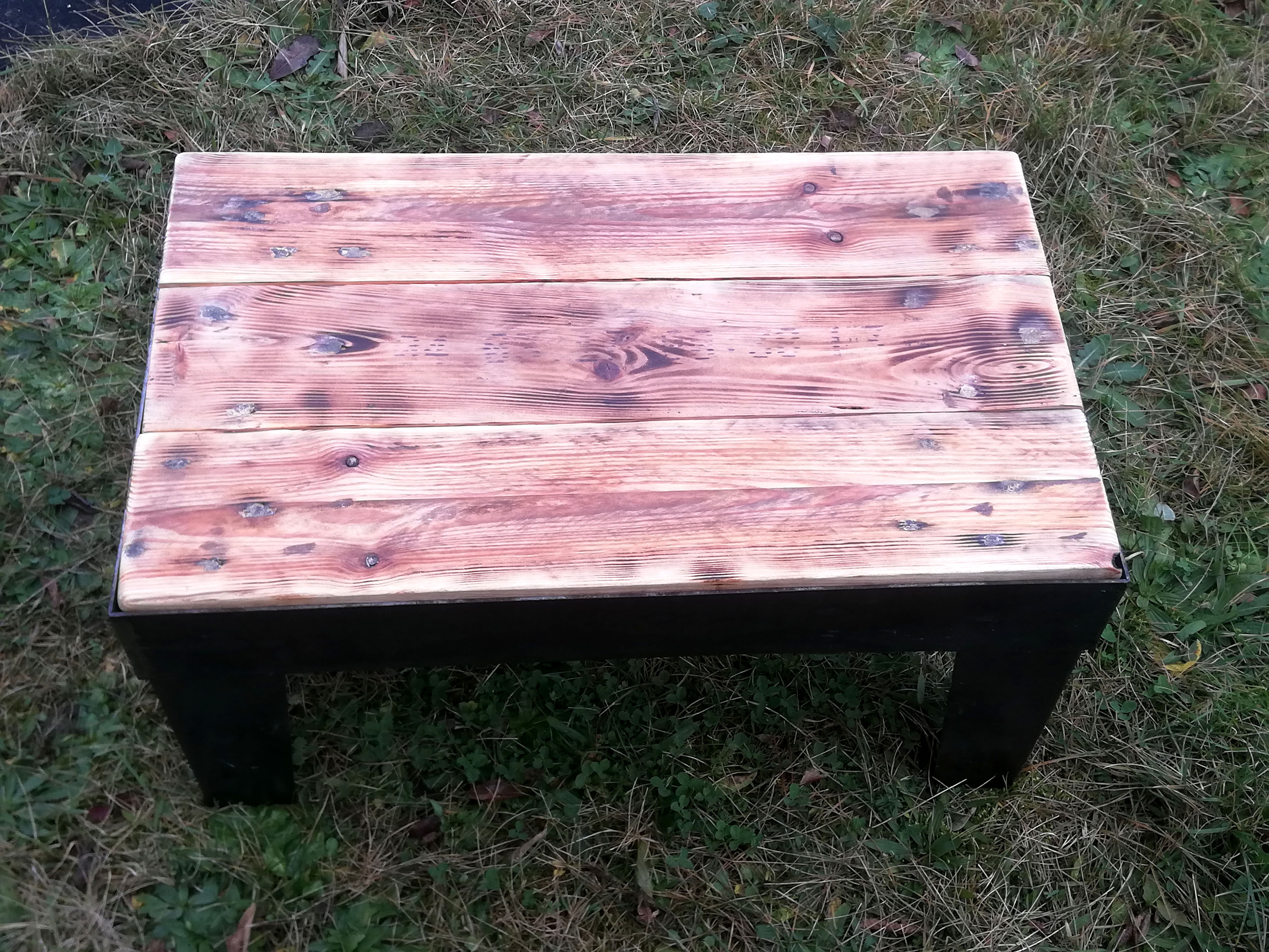 Table-basse industrielle en métal et bois
