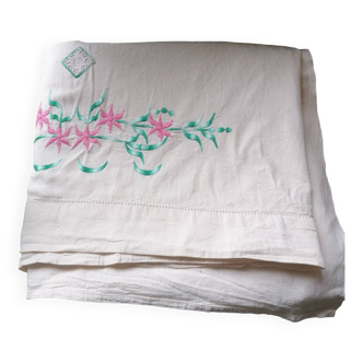 Drap brodé  main  fleurs roses feuillage vert