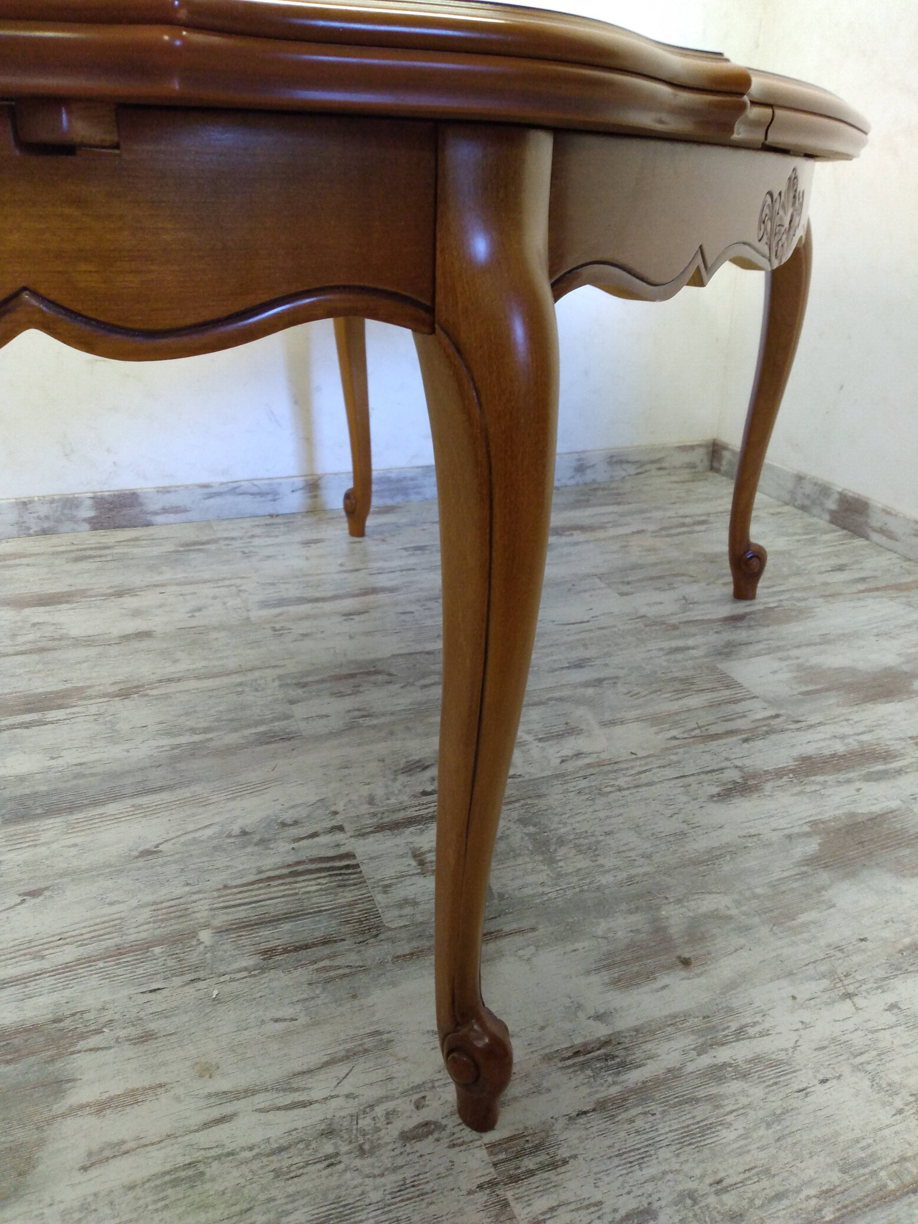 Regency style table with integrated extensions