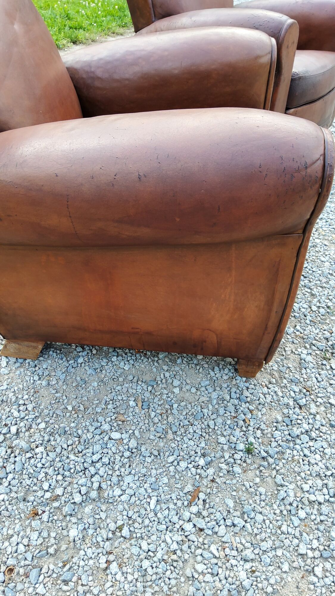 Paire de fauteuils club en cuir brun des années 30