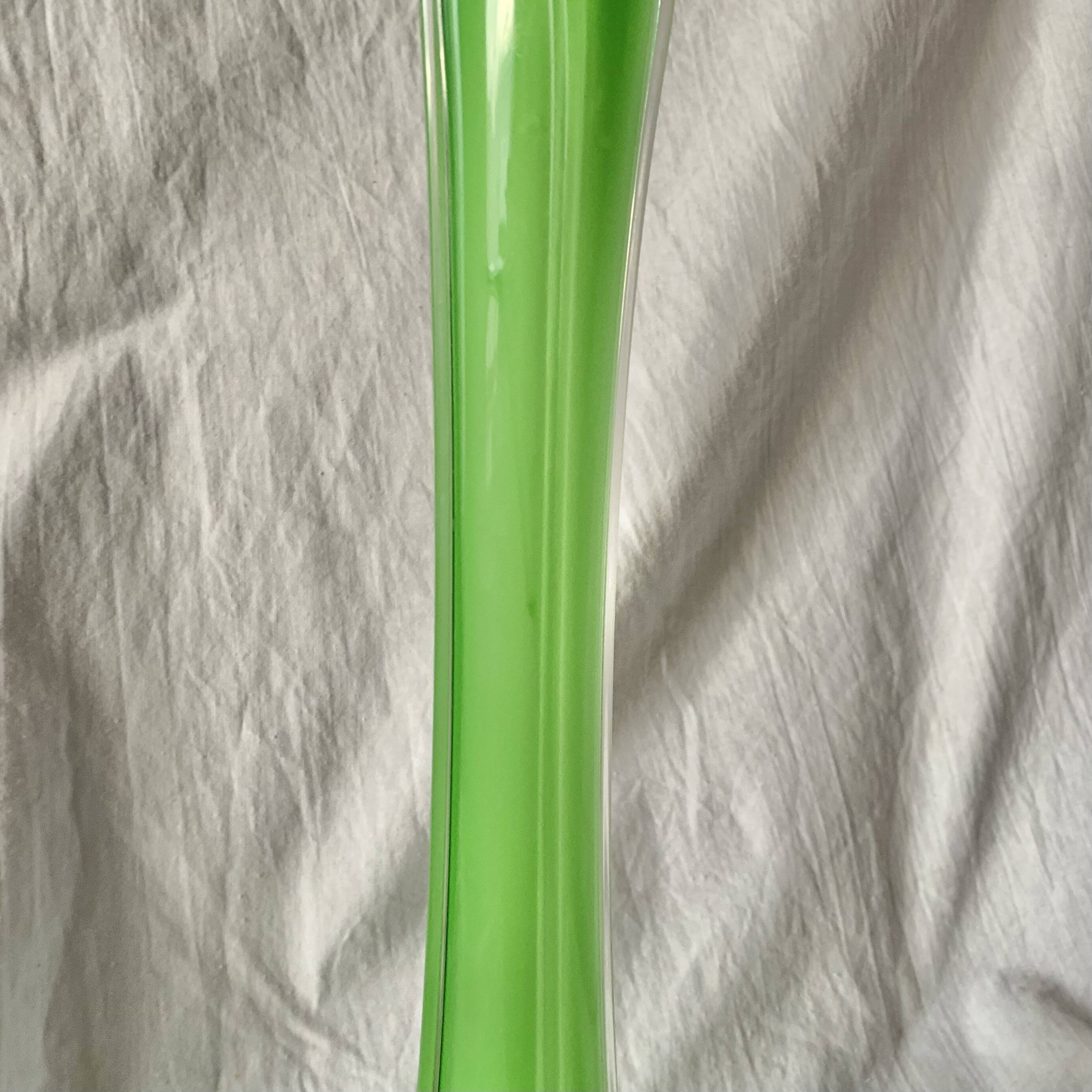Vase soliflore vintage en verre soufflé vert - 43 cm