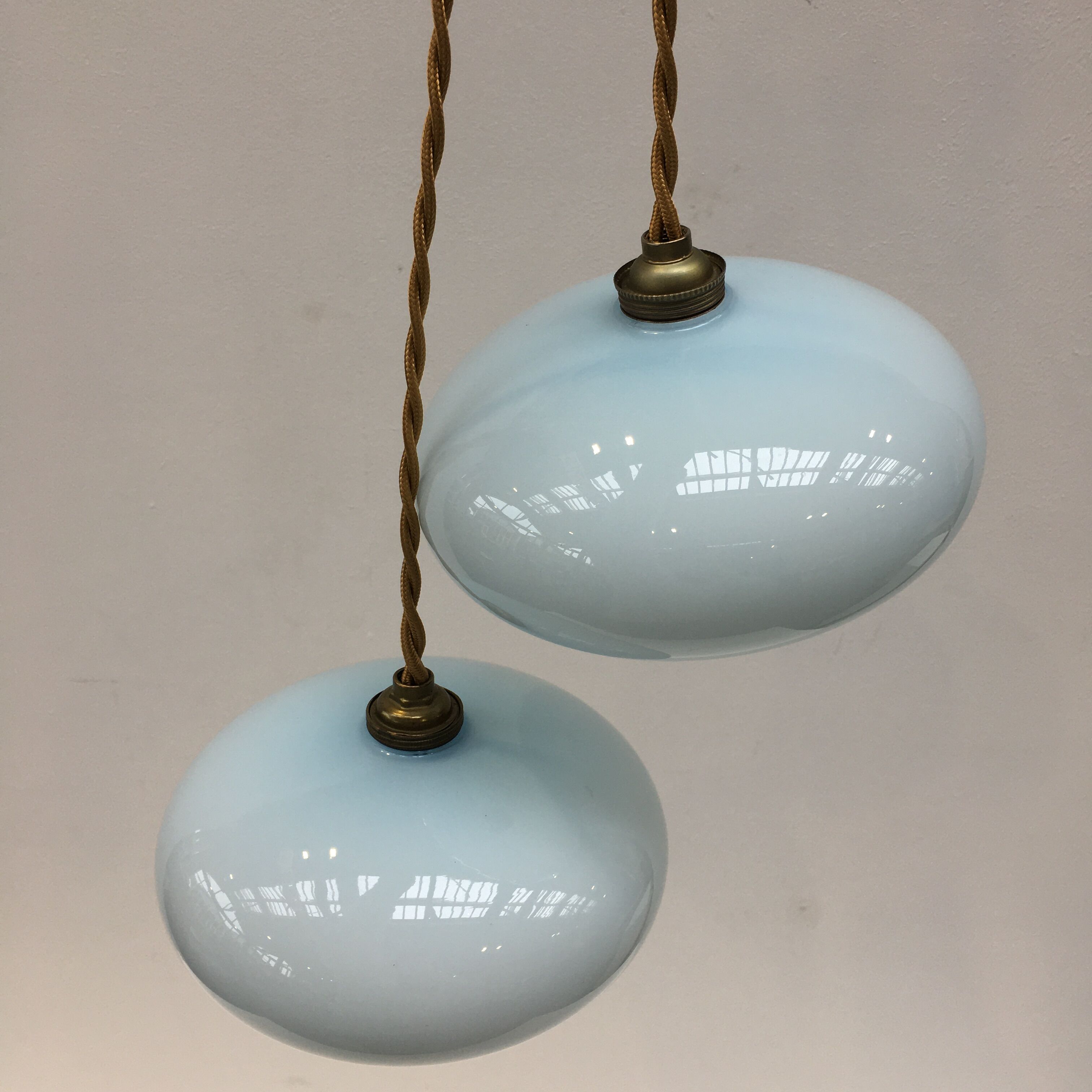 Paire de suspensions vintage en opaline bleu pale