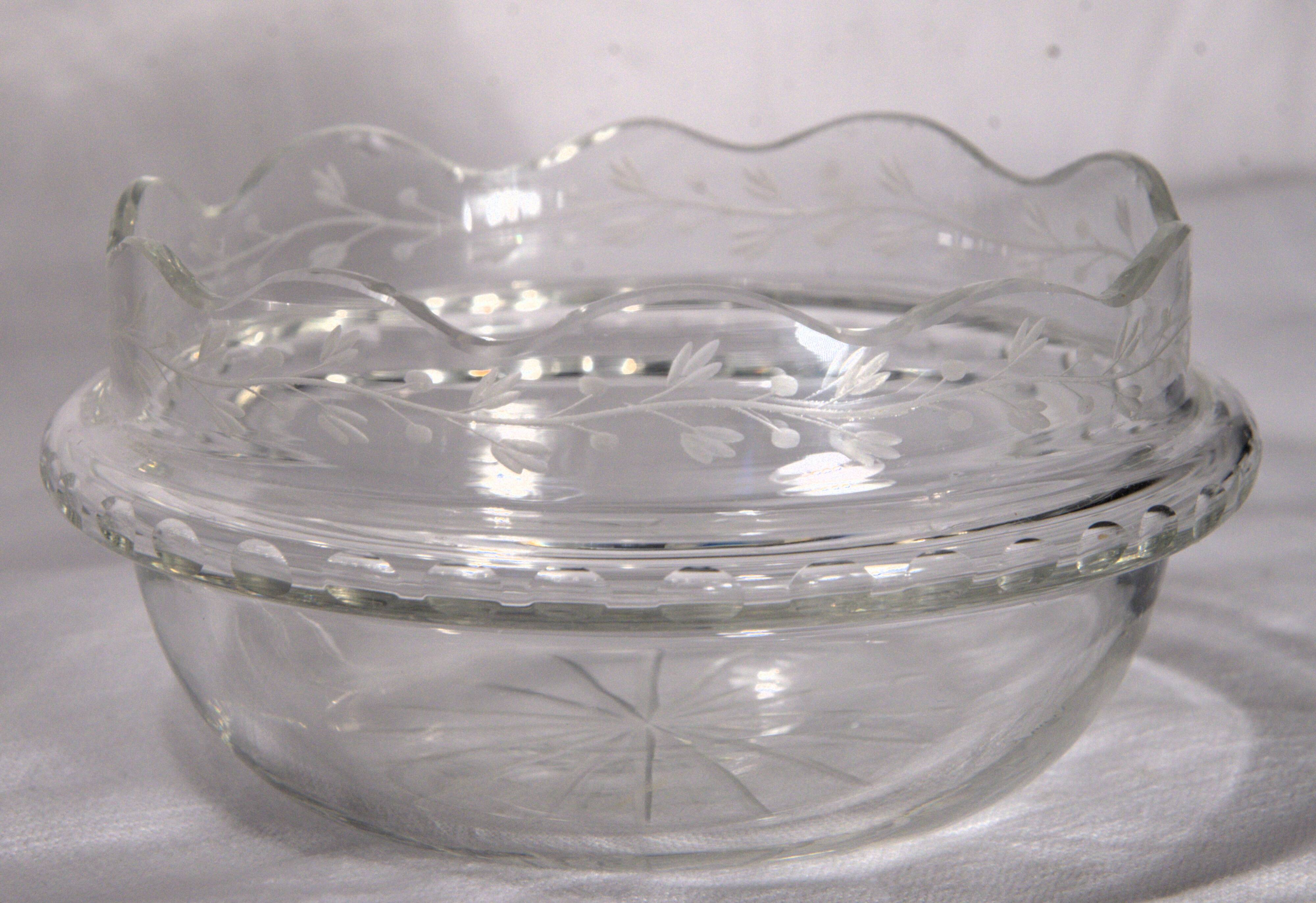 Small cut glass bowl with a handle in silver-plated metal, 13x14cm, early 20th century.