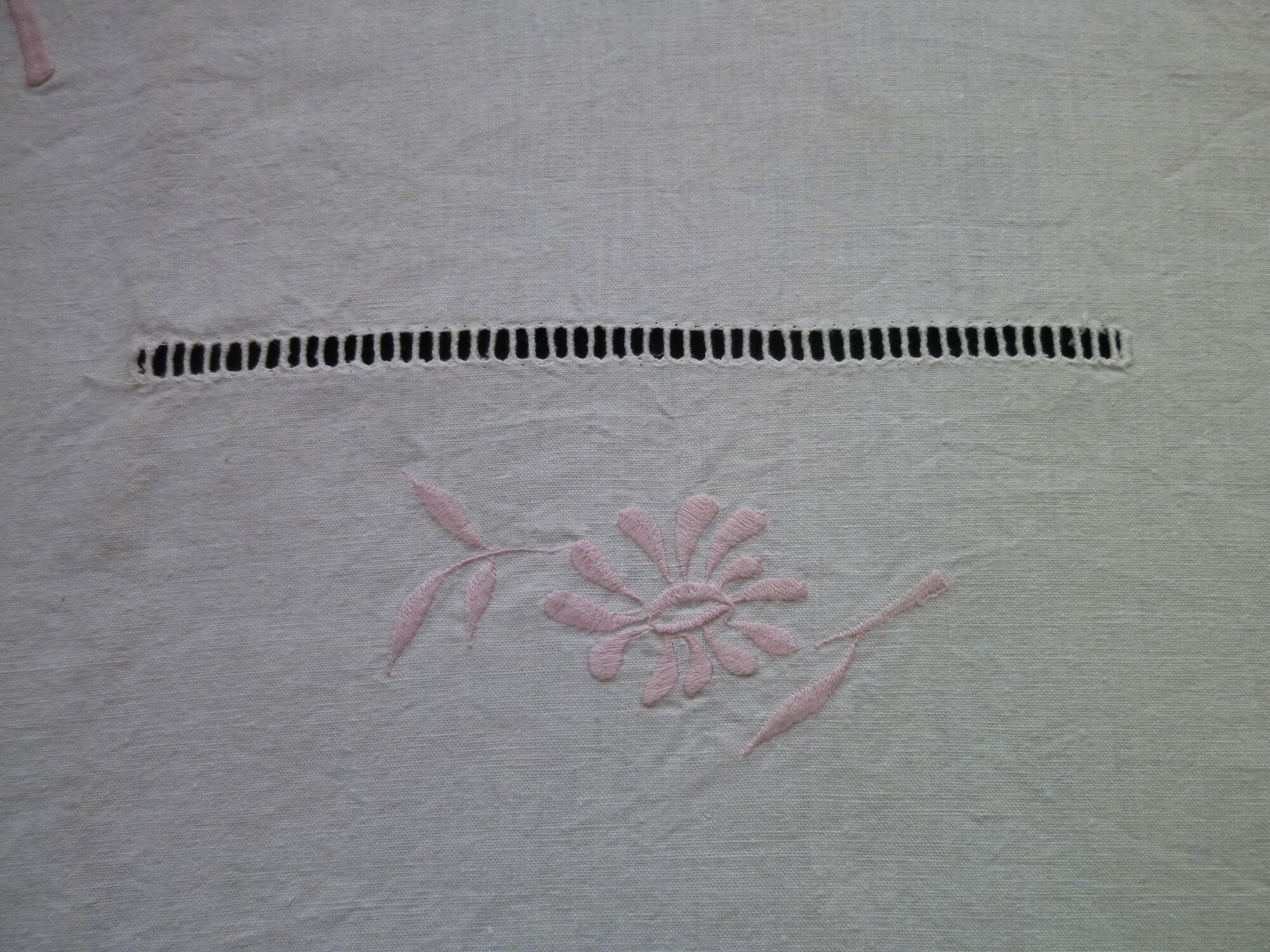 Drap métis fleur bleue toile by gérardmer 2.10 x 2.90 m with embroidery and days