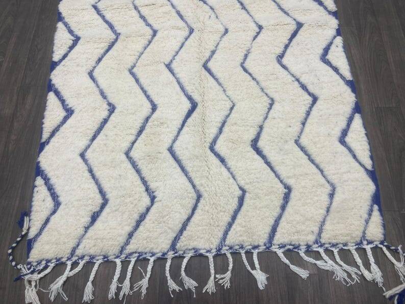 Moroccan Berber rug decorated 250cm x 150cm
