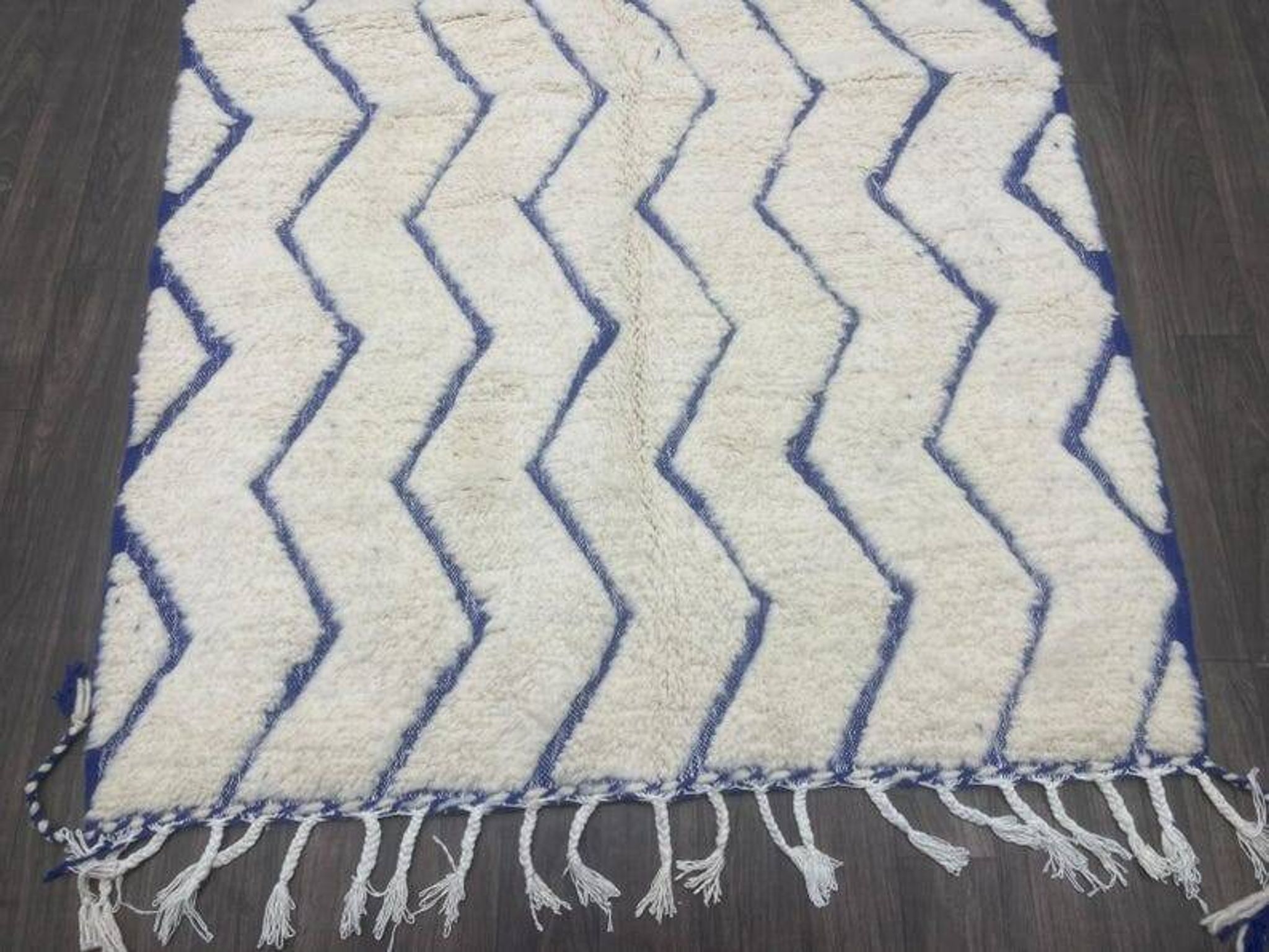 Moroccan Berber rug decorated 250cm x 150cm