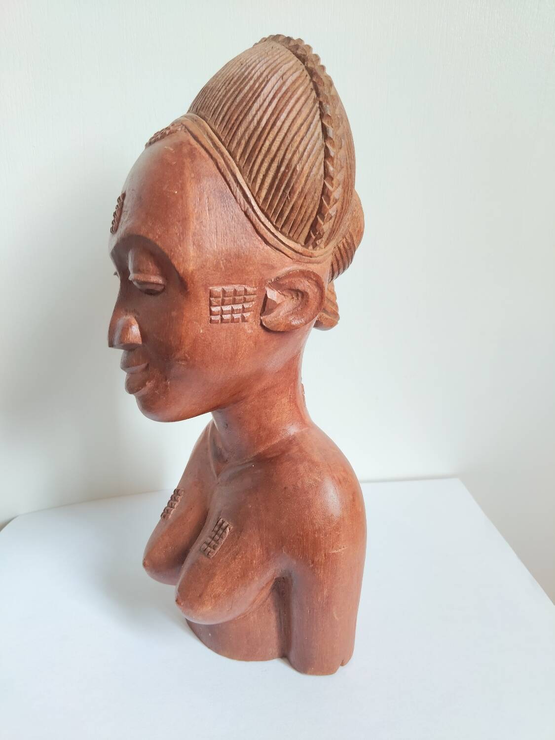 Buste féminin africain en bois – XXᵉ siècle