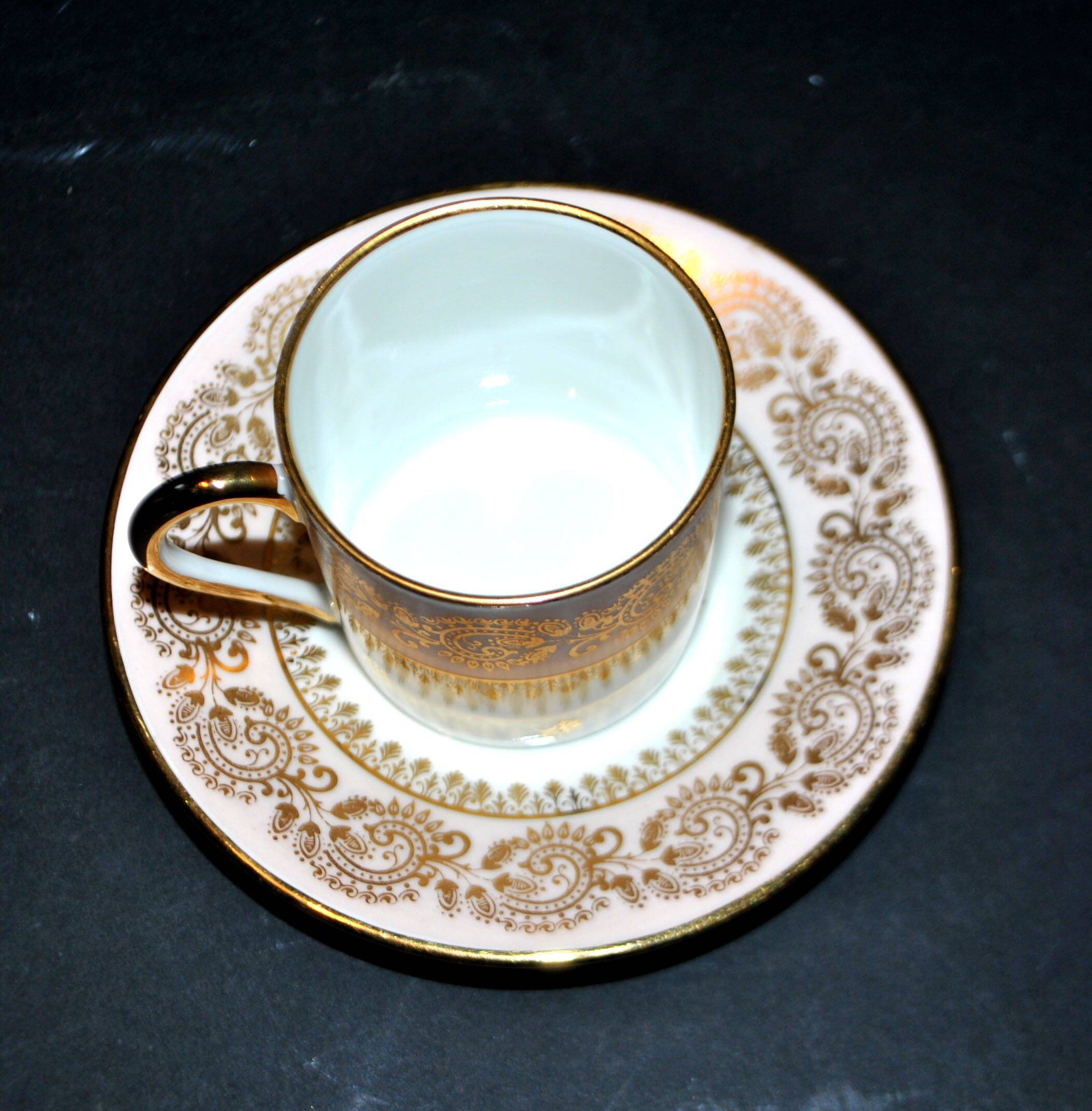 Litron cup from Limoges in porcelain with pink and gold decoration, signed Porcelaine d’Art PP.