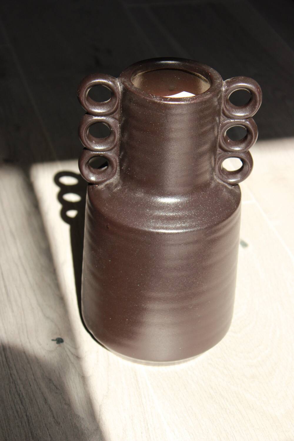 Matte porcelain vase with three handles – Bama model