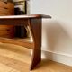 Banc en bois foncé