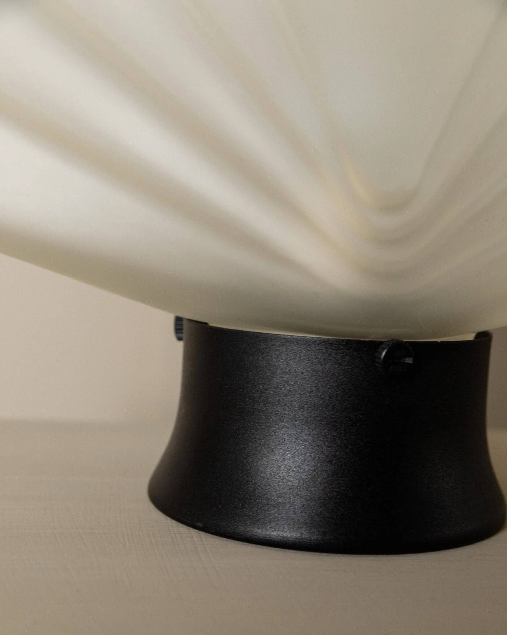 Opaline white Murano glass shell lamp with black metal base – 1980s Italian Memphis-inspired design