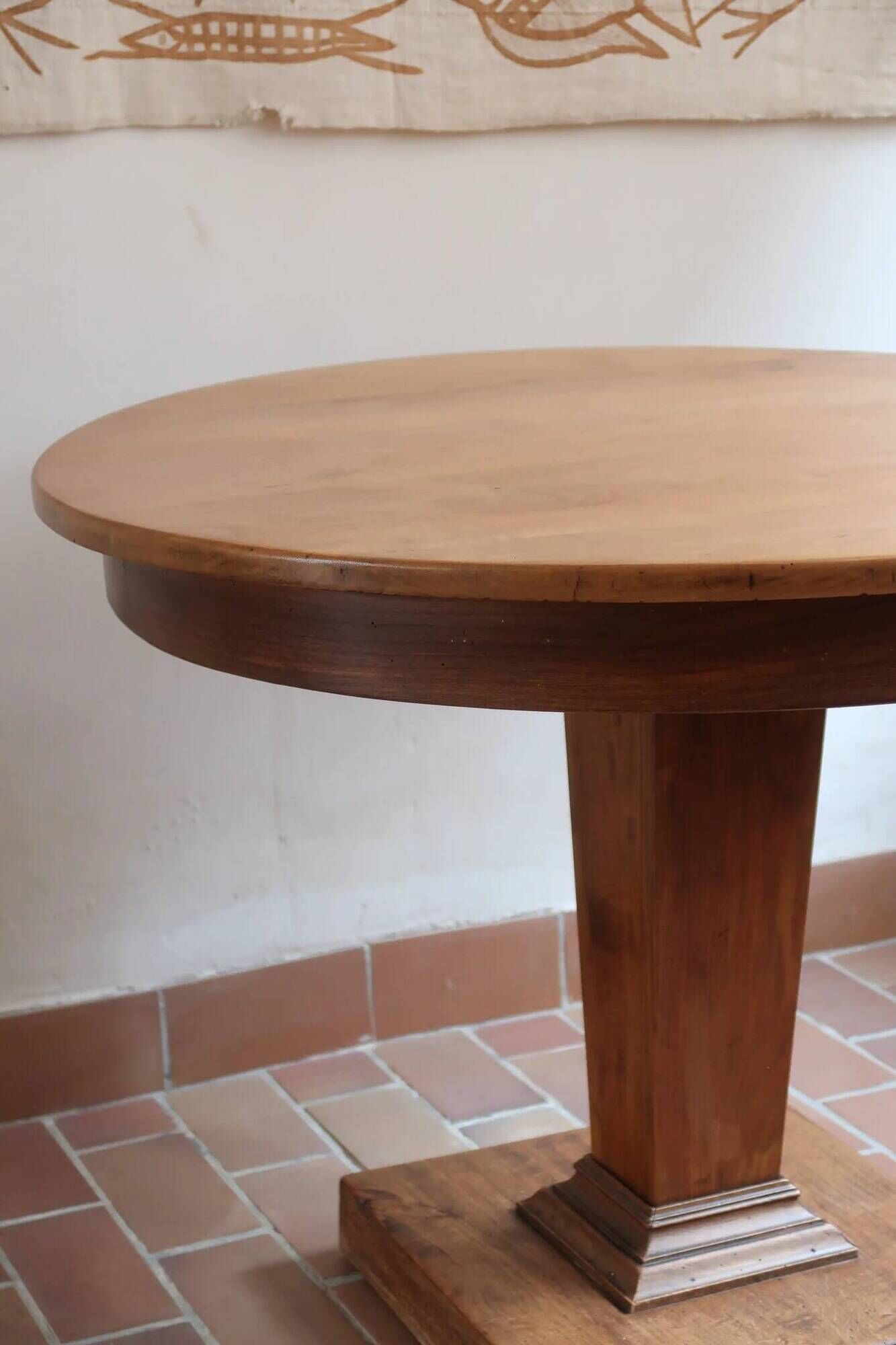 Table ronde en frêne, pied central mouluré, art déco