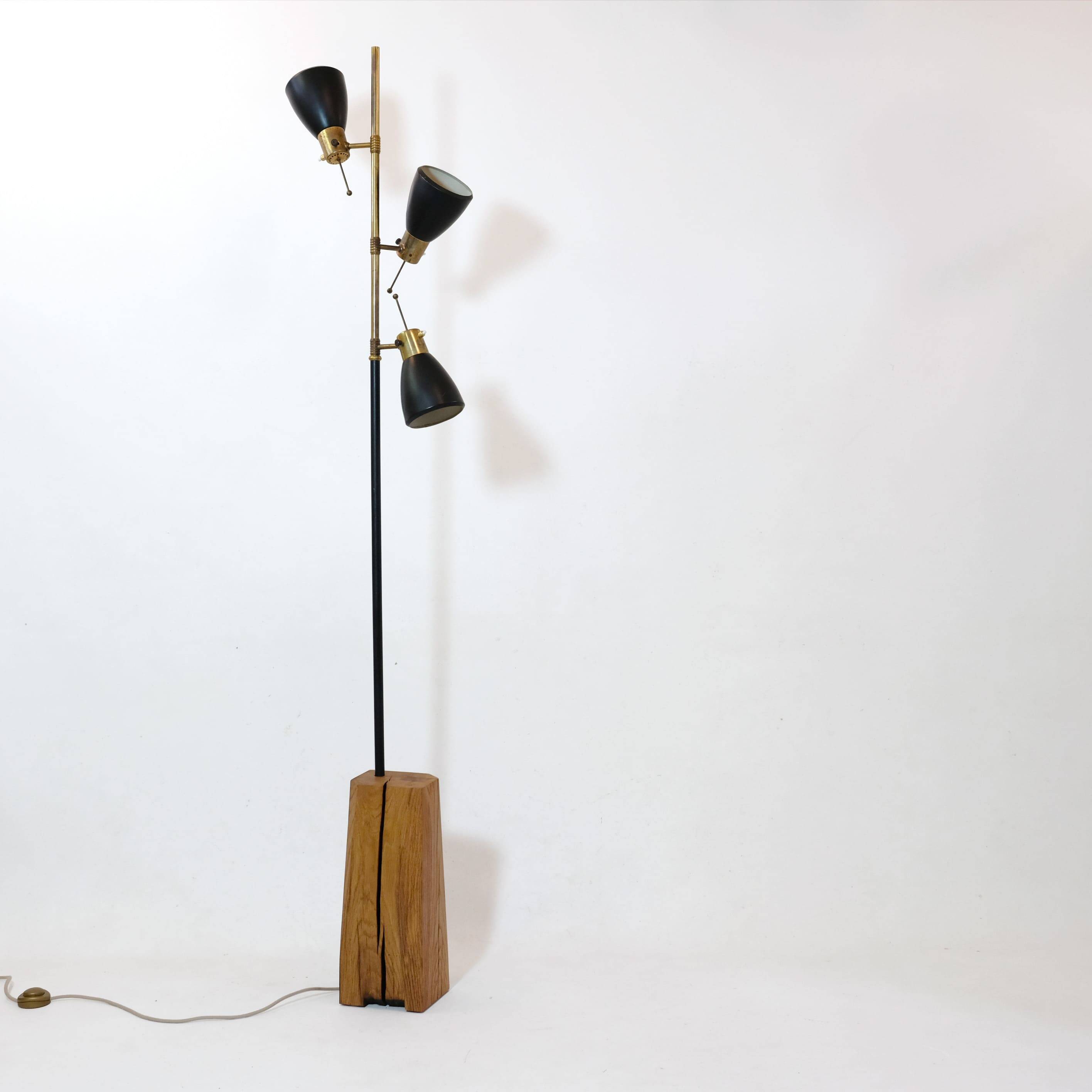 Large 3-light floor lamp in metal, brass and solid wood, 197cm.