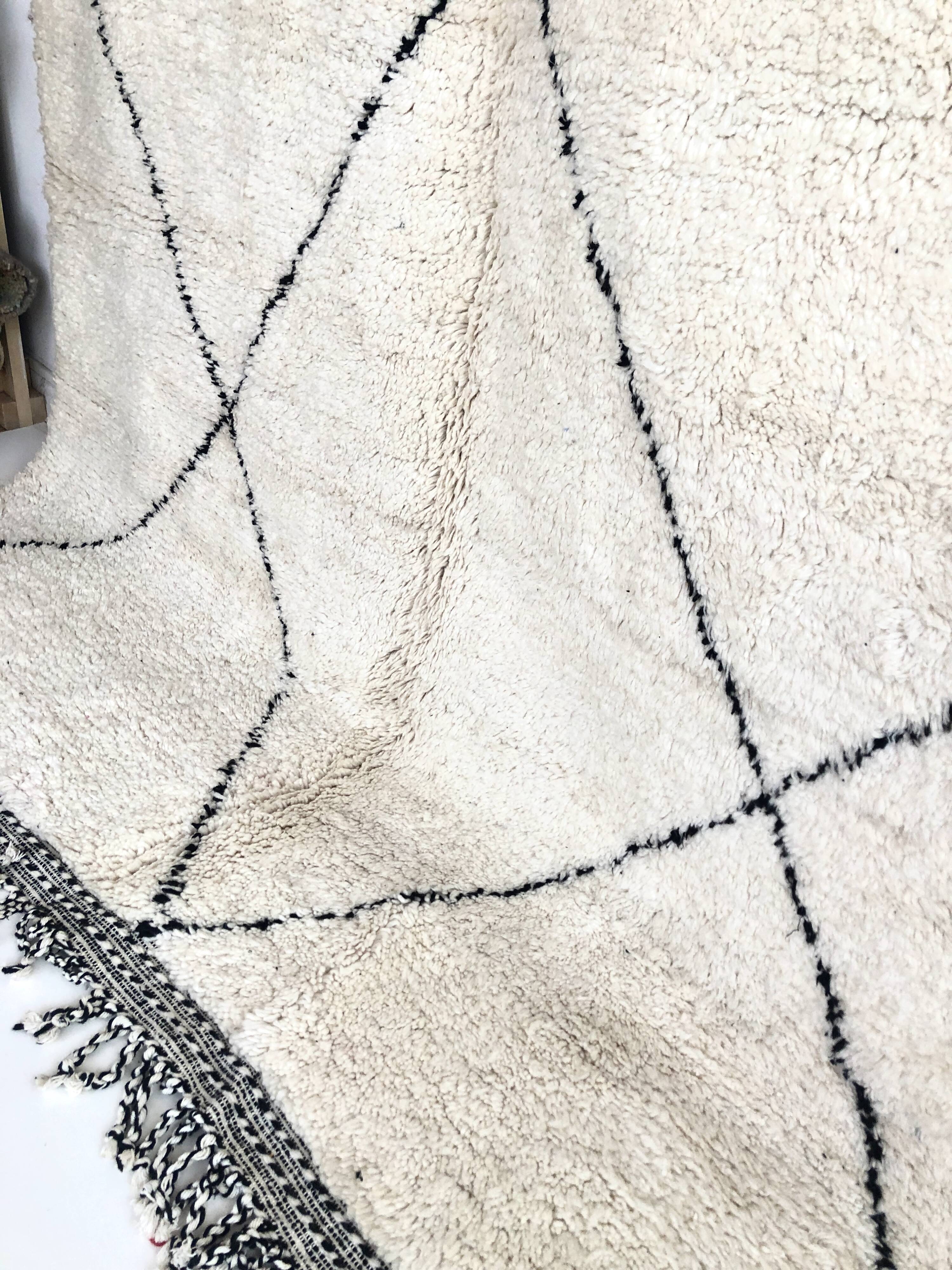 Moroccan Berber carpet Beni Ouarain with black diamonds 3,05x2.09m