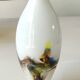 Vase flammé/volutes en opaline blanche/Verre d Art polychromes. Style Murano. Haut 23,5 cm