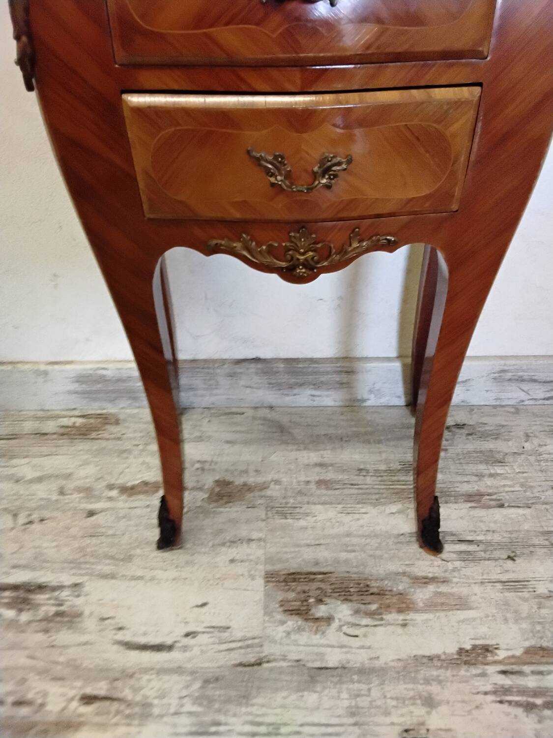 Chevet, meuble d’appoint en bois et marbre