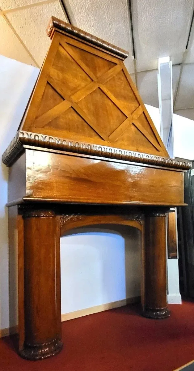 Cheminée architecturale en bois massif, datant du XIXᵉ siècle