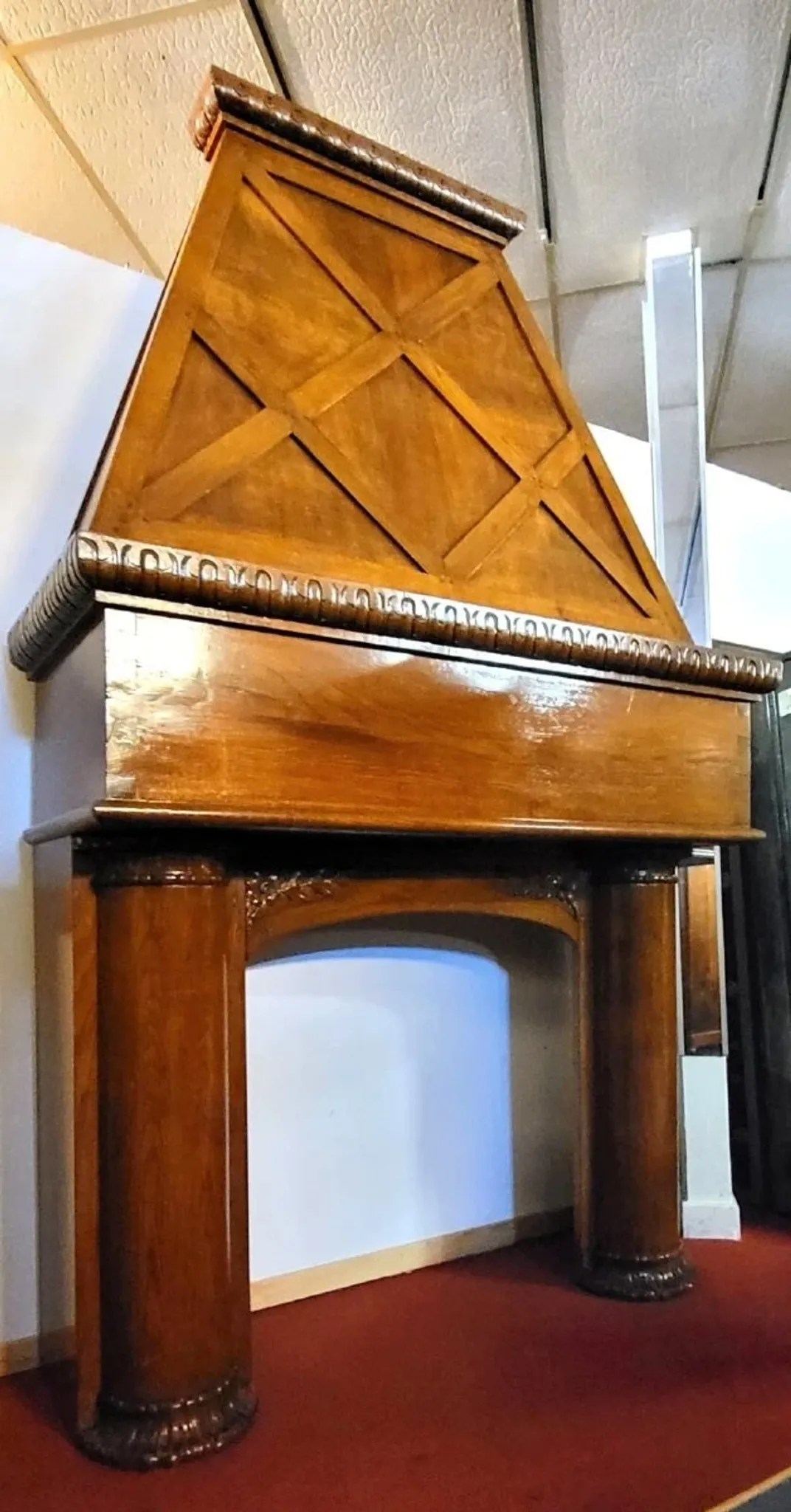 Important architectural fireplace made of solid wood, dating from the 19th century.