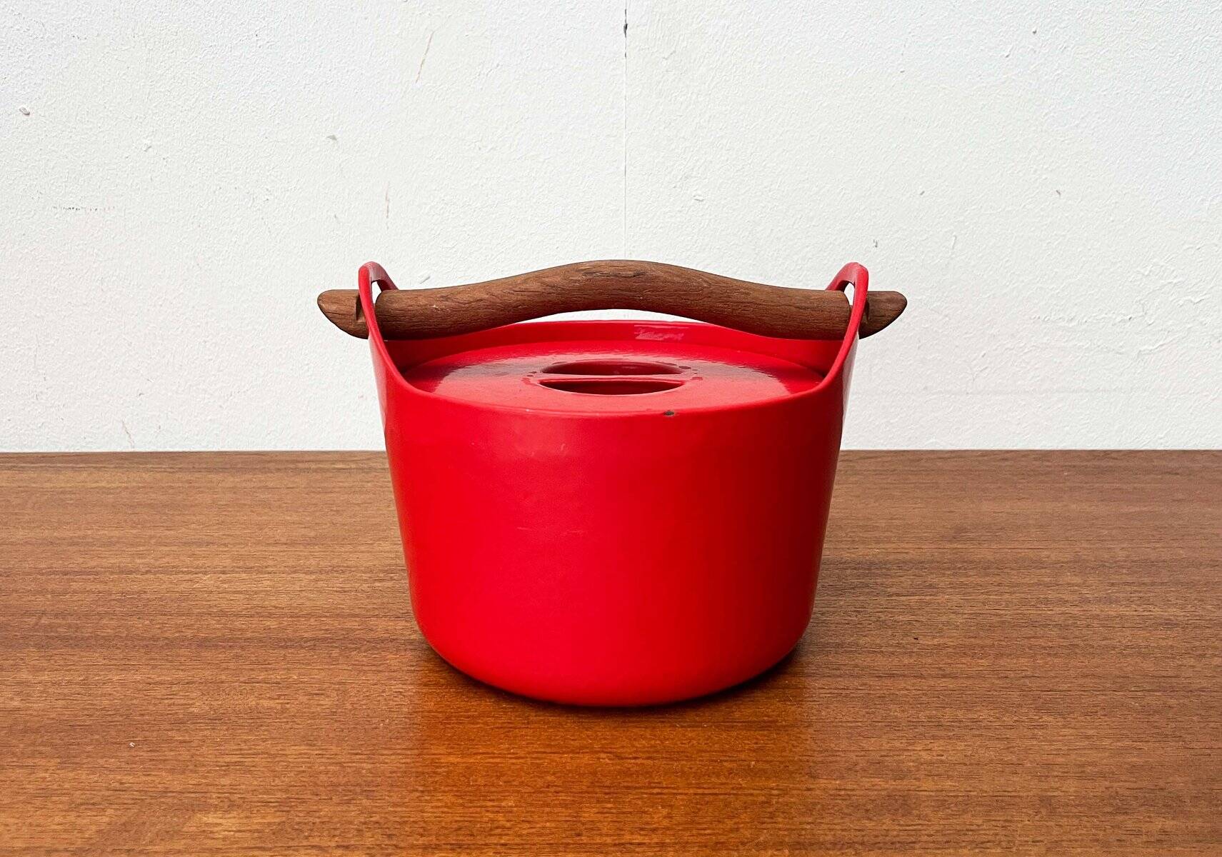 Red enamelled cast iron pot in mid-century style with teak handle by Timo Sarpaneva for Rosenlew of Finland, 1960s.