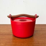 Red enamelled cast iron pot in mid-century style with teak handle by Timo Sarpaneva for Rosenlew of Finland, 1960s.