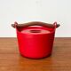 Pot en fonte émaillée rouge style milieu du siècle avec poignée en teck par Timo Sarpaneva pour Rosenlew de Finlande, années 1960