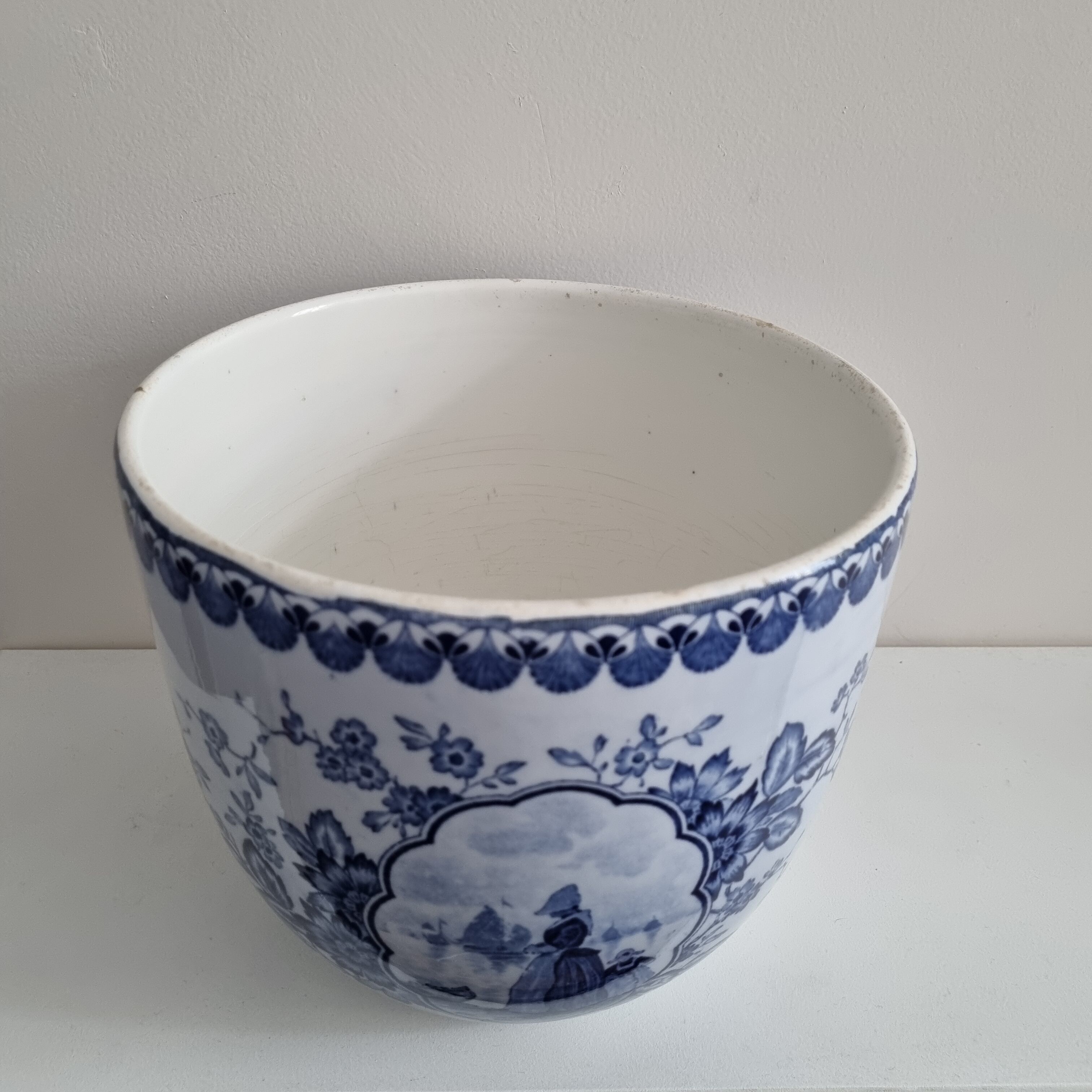 Vintage Villeroy and Boch earthenware pot cache