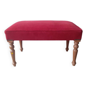 Banc en bois et tissu rouge