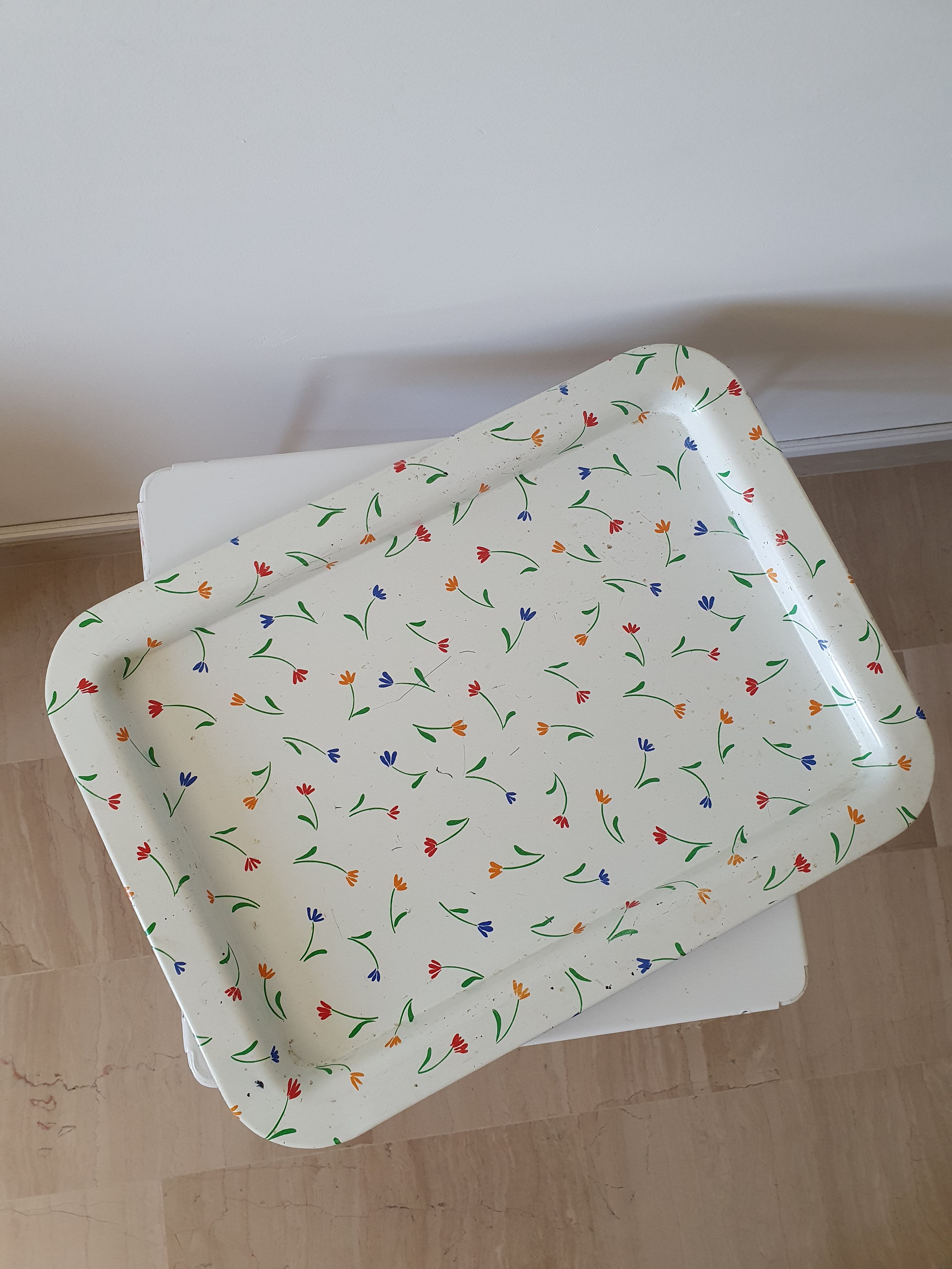 Metal flower-patterned tray