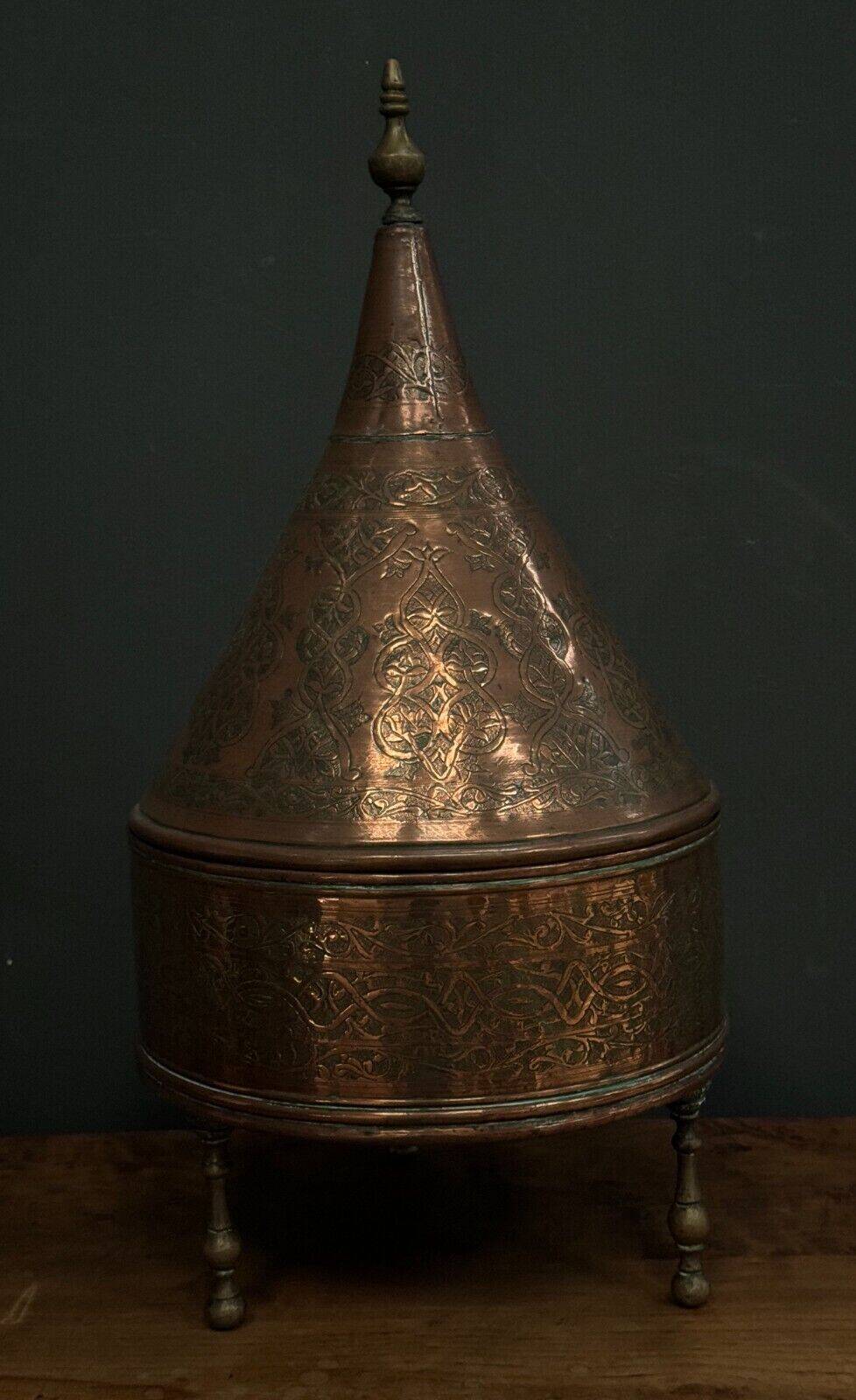 Oriental tagine in copper or brass with its 20th century engraved lid