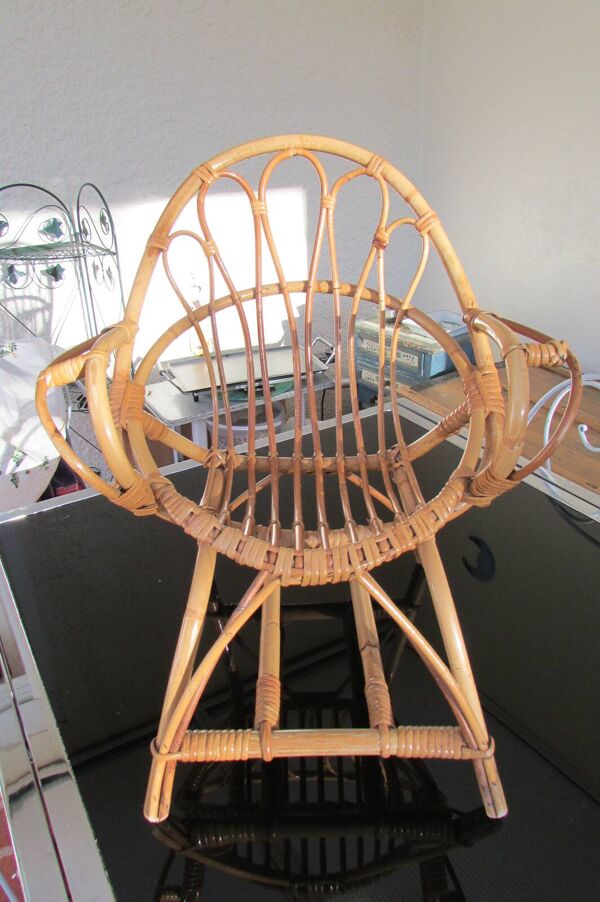 Chaise enfant en rotin, forme coquille