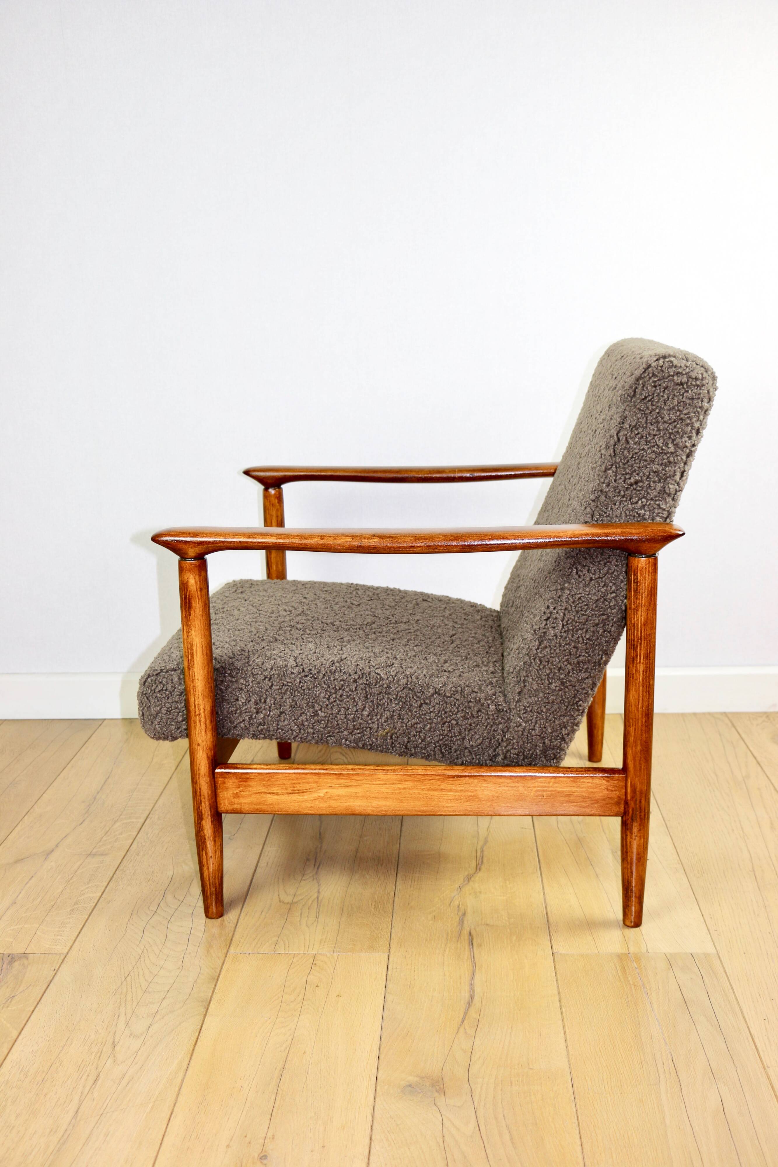 Fauteuil GFM-142, design d'Edmund Homa des années 70, bouclé épais marron chocolat - 2 pièces disponibles.