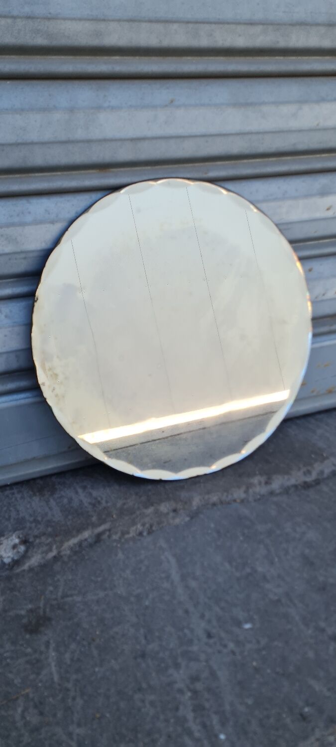 Beveled round mirror
