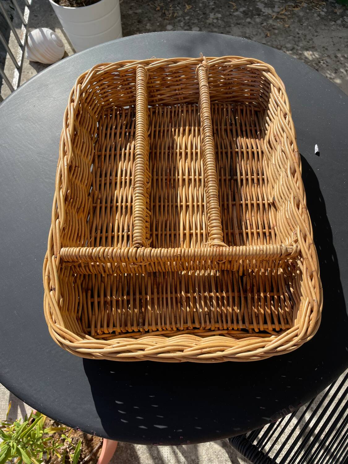 Cutlery storage basket