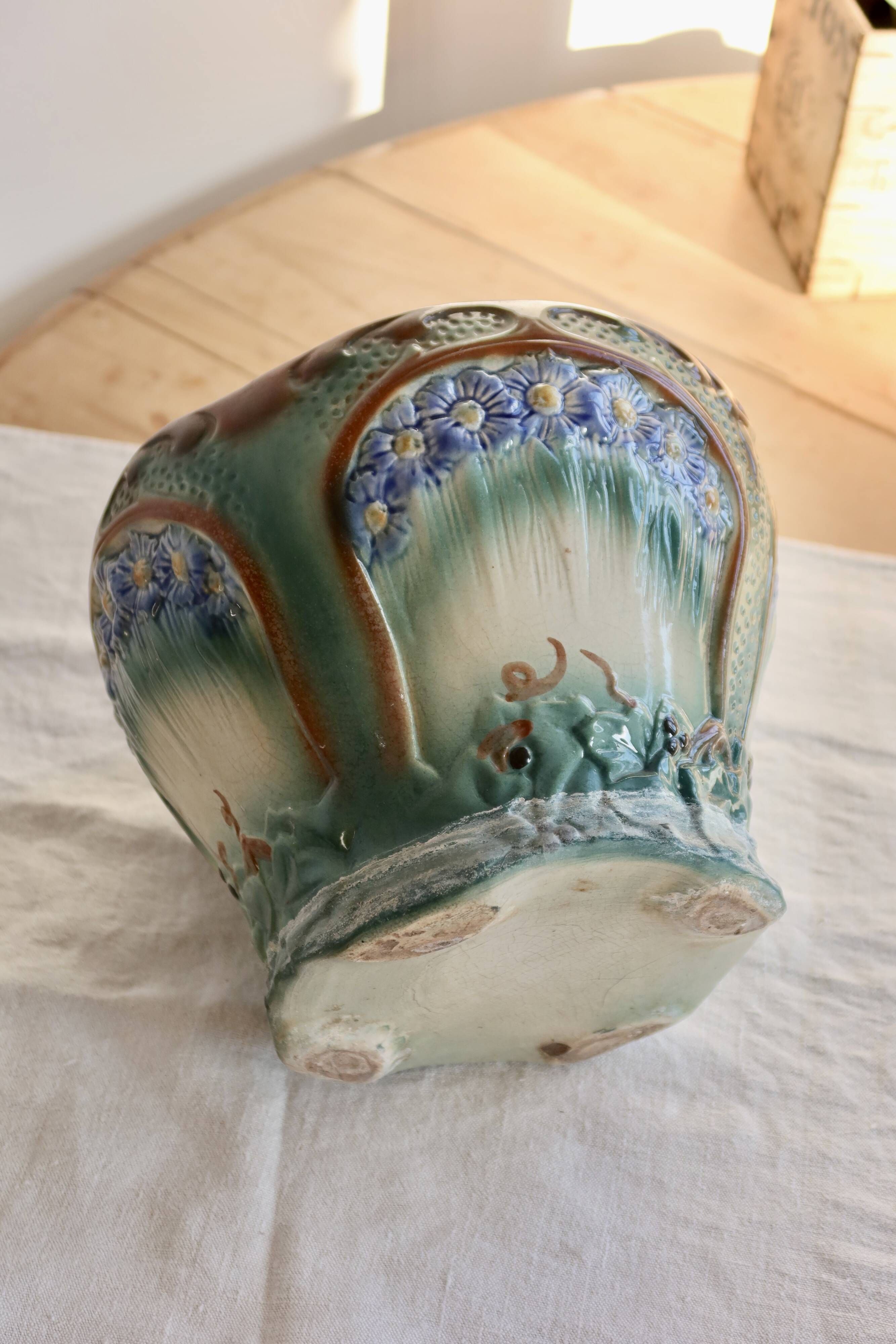 Large vintage cache-pot in Art Nouveau barbotine style – Floral decor