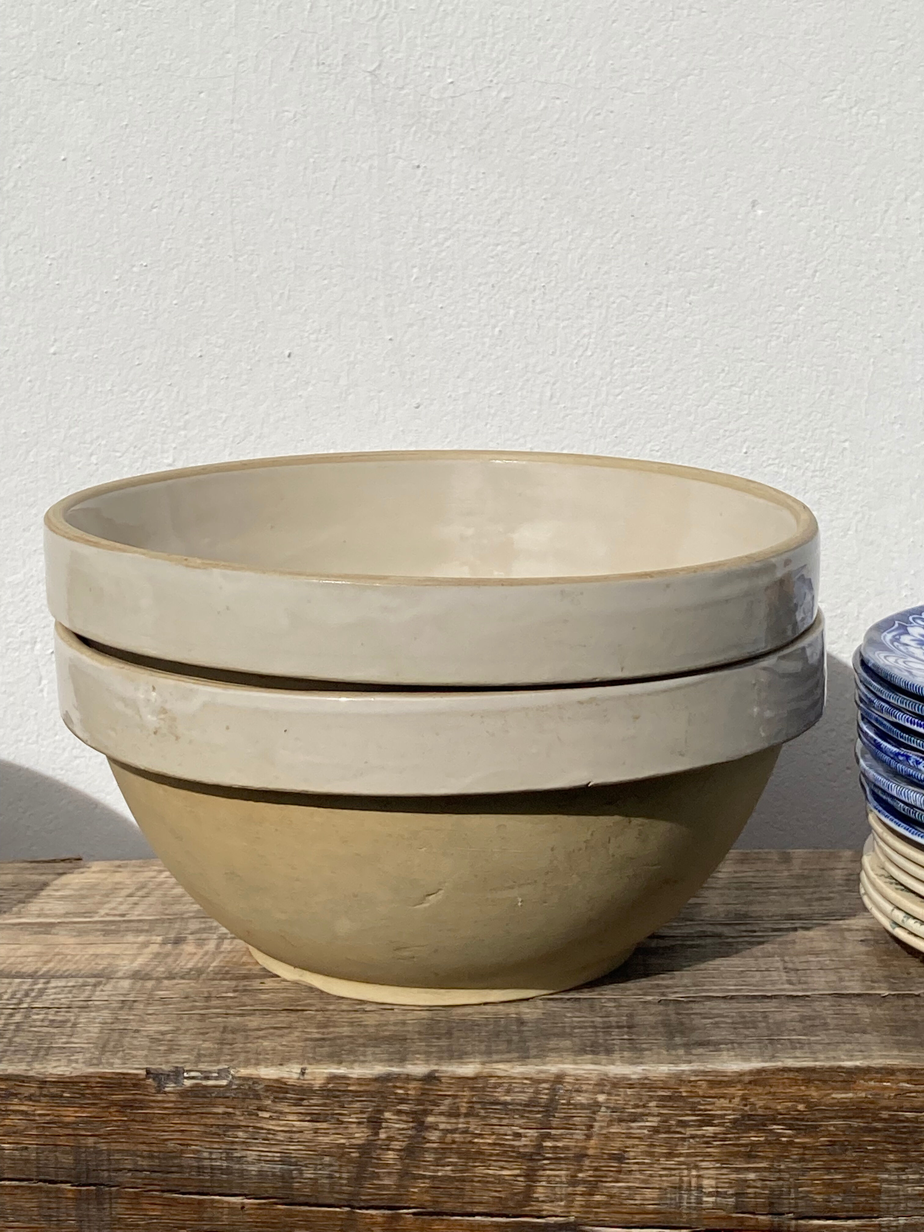 Duo of large salad bowl in beige and white vintage countryside