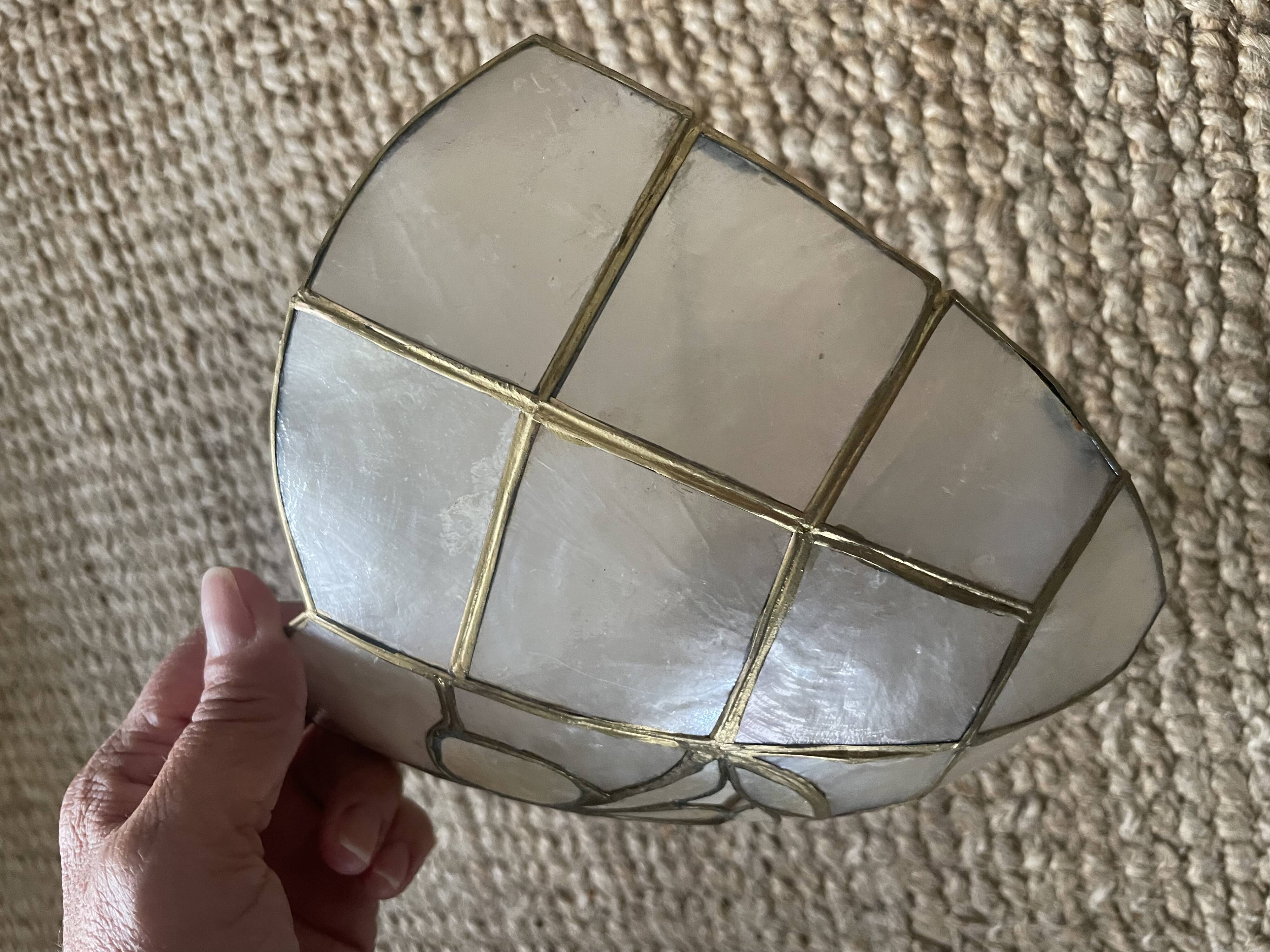 Pair of vintage wall lights in mother-of-pearl and gilded brass.