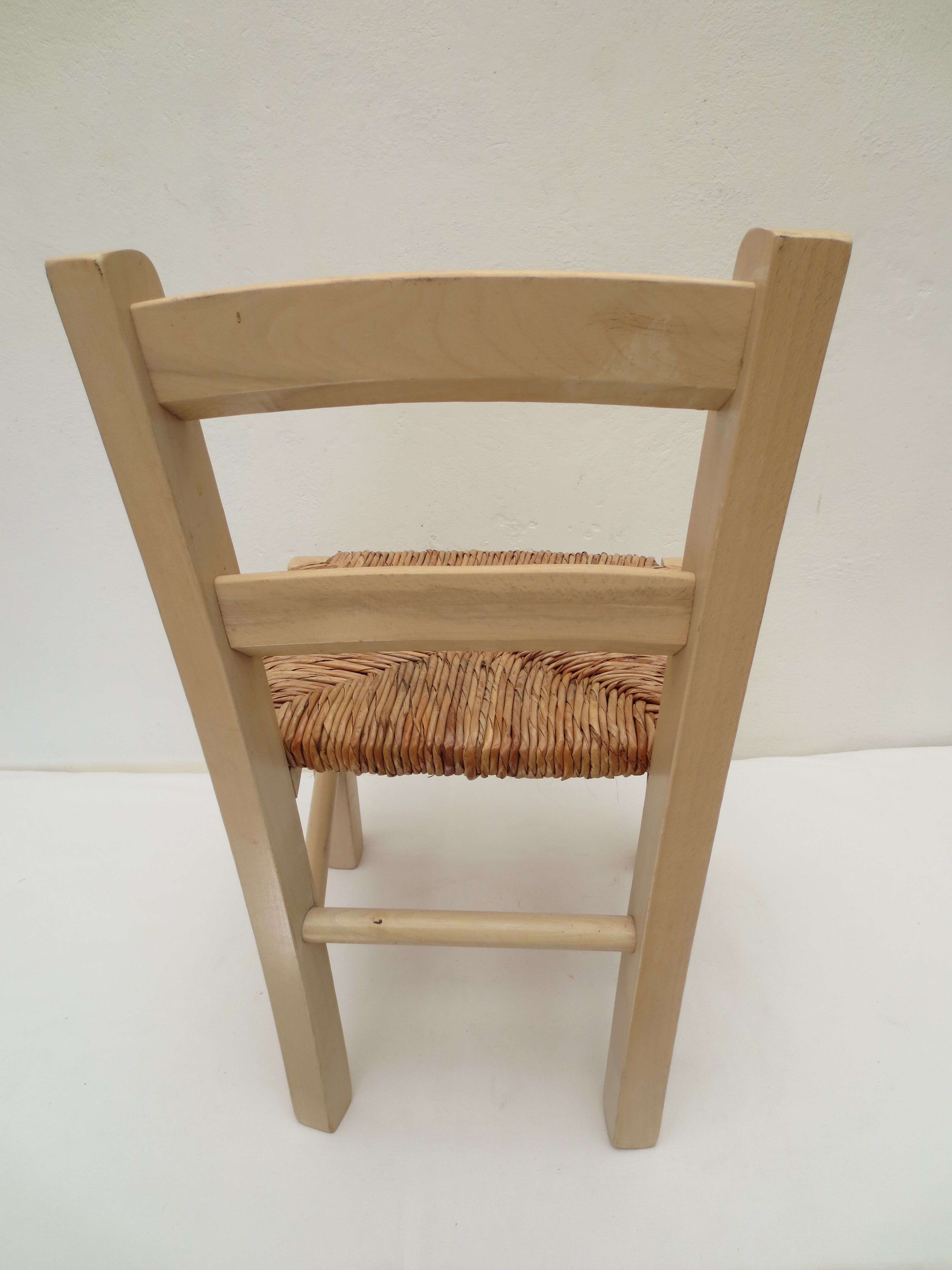 Children's chair of greige color in wood and straw