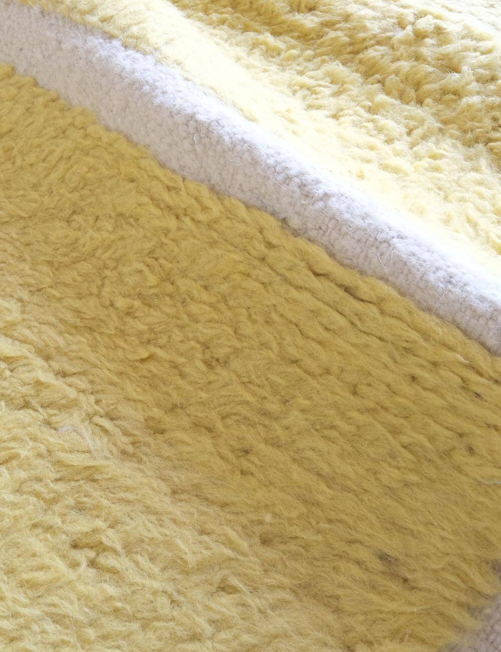 Tapis jaune contemporain