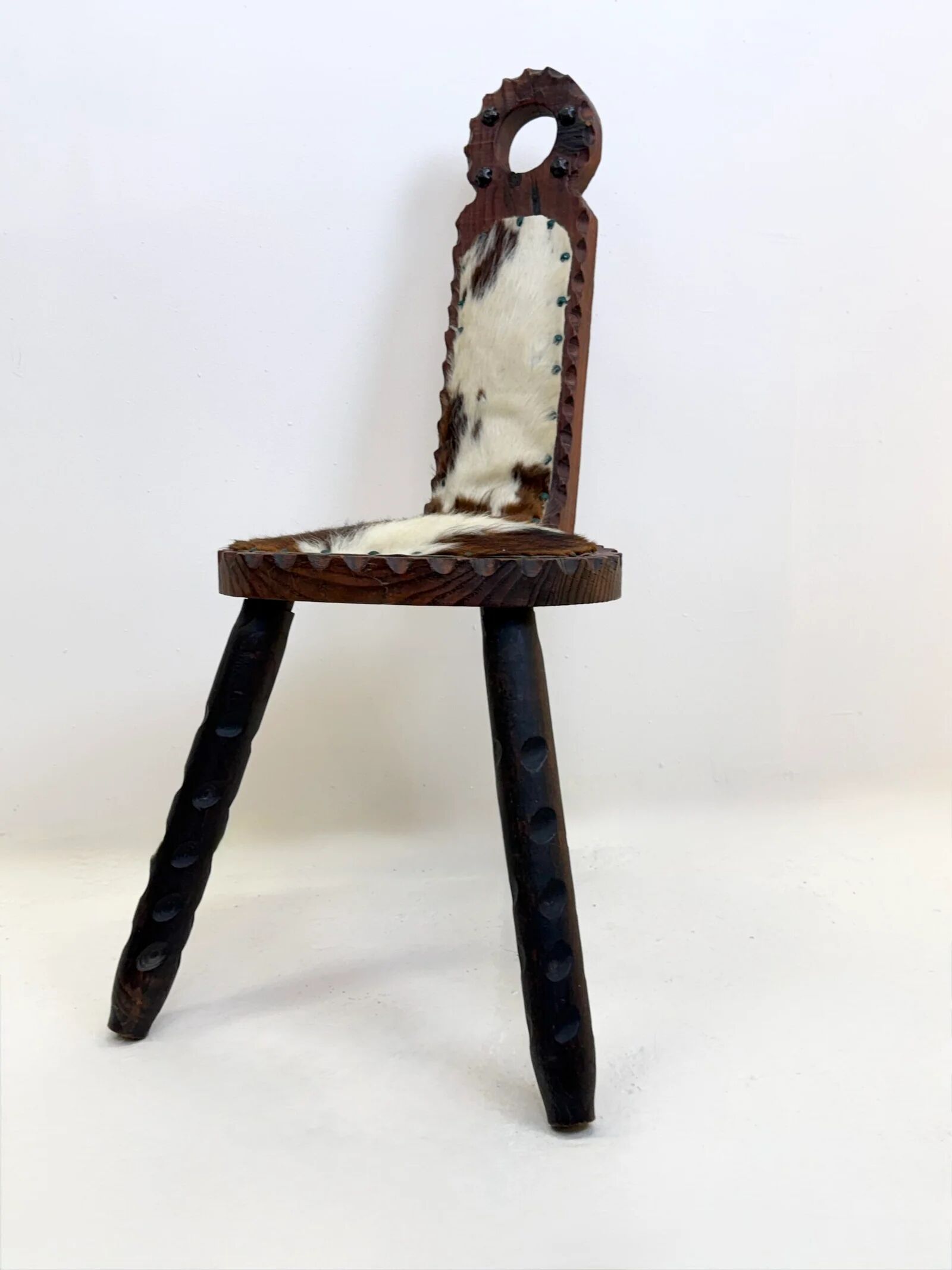 Chaise sculptée en bois et peau — 1950–1970