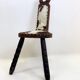Chaise sculptée en bois et peau — 1950–1970