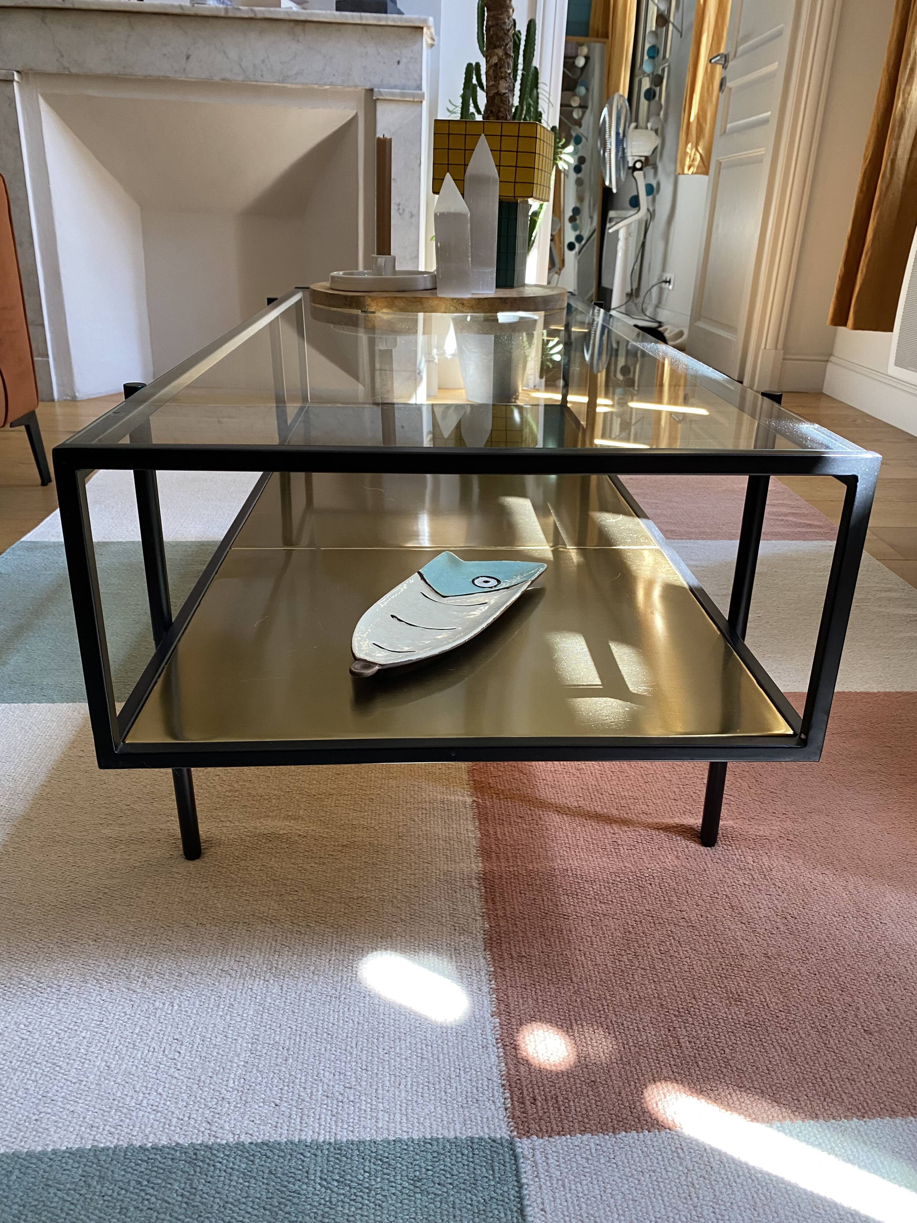 Table basse rectangulaire en laiton et verre