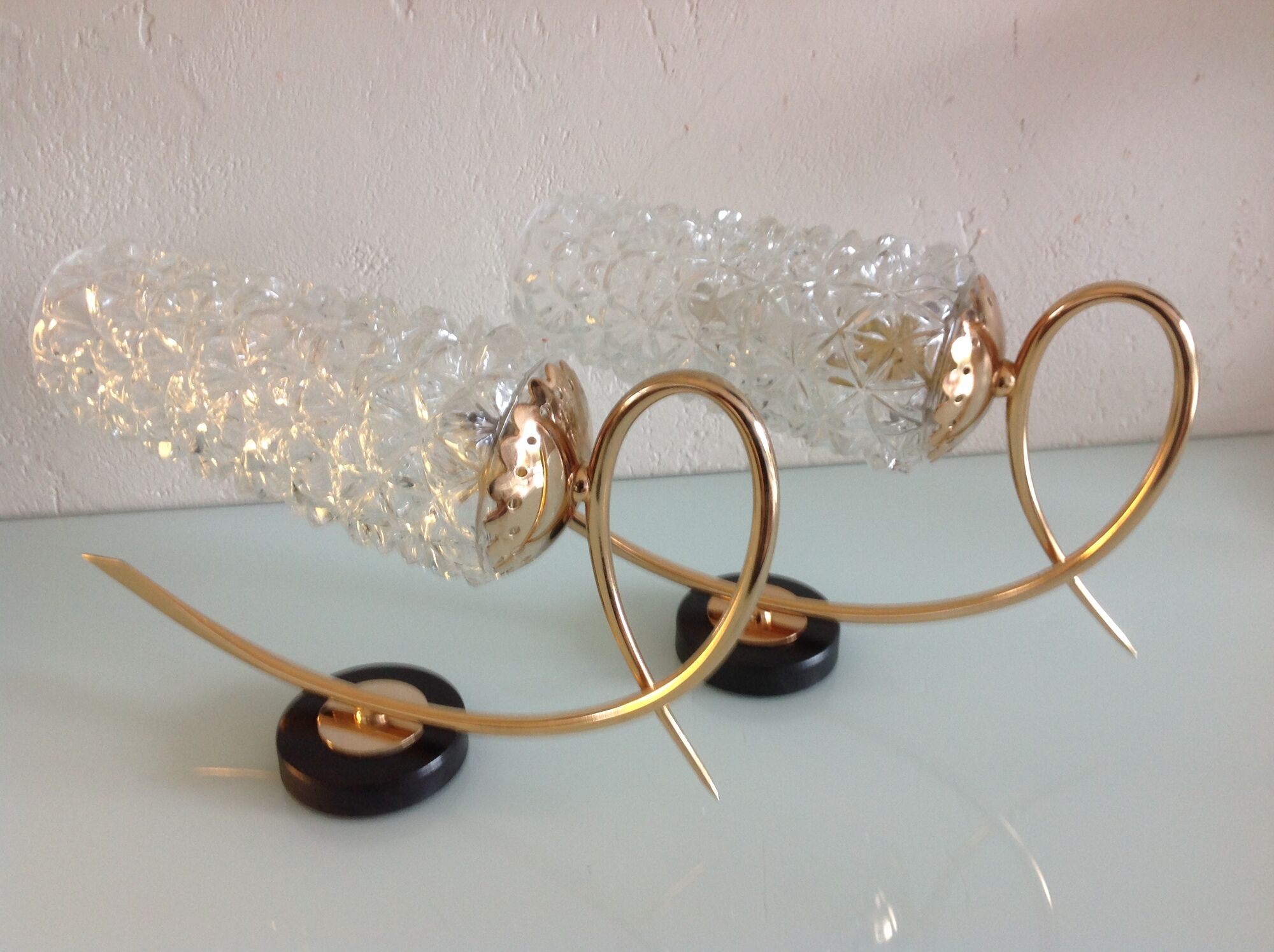 Pair of brass sconces and structured tulip glass 60/70s