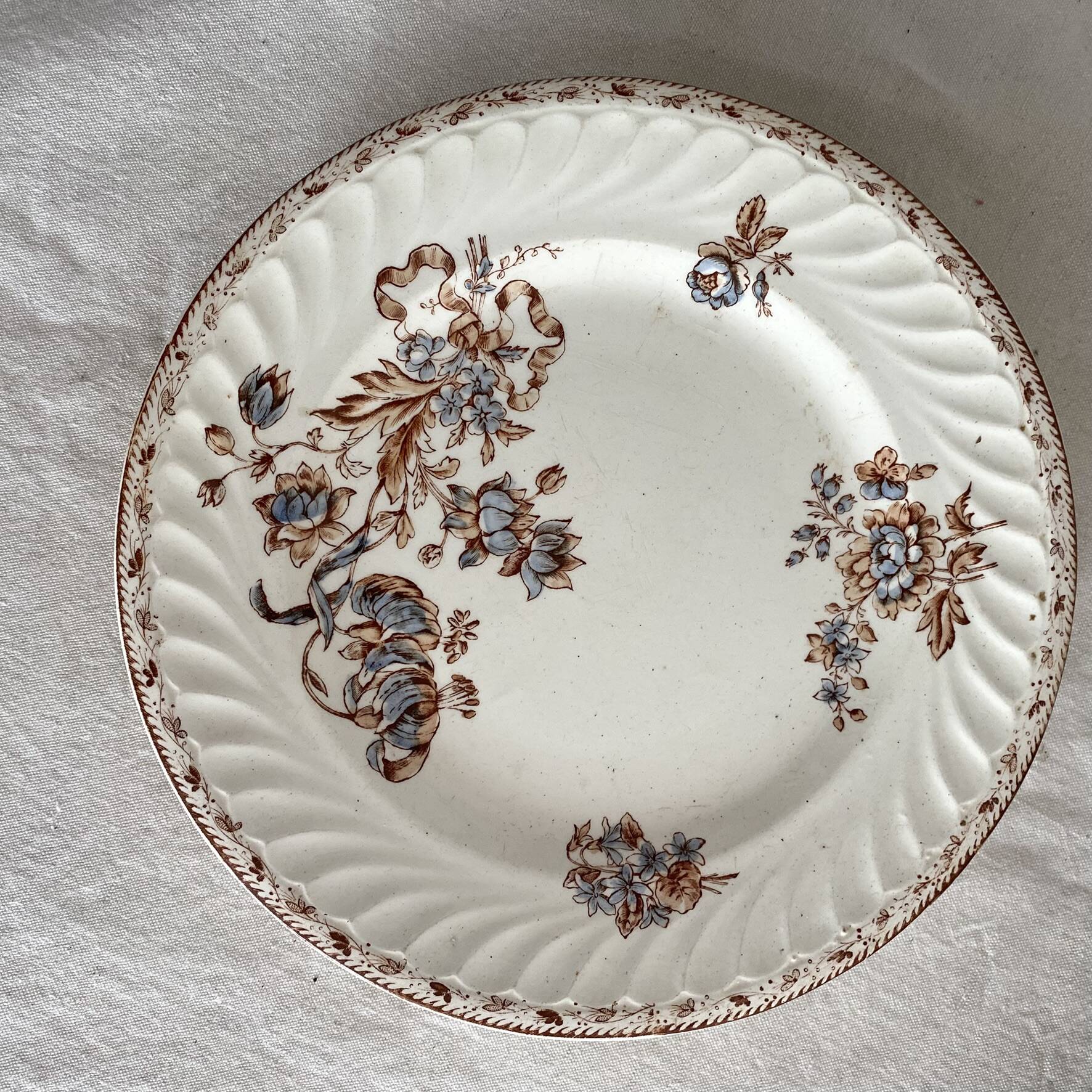 Antique polychrome ironstone dish from Salins, Saxon model.