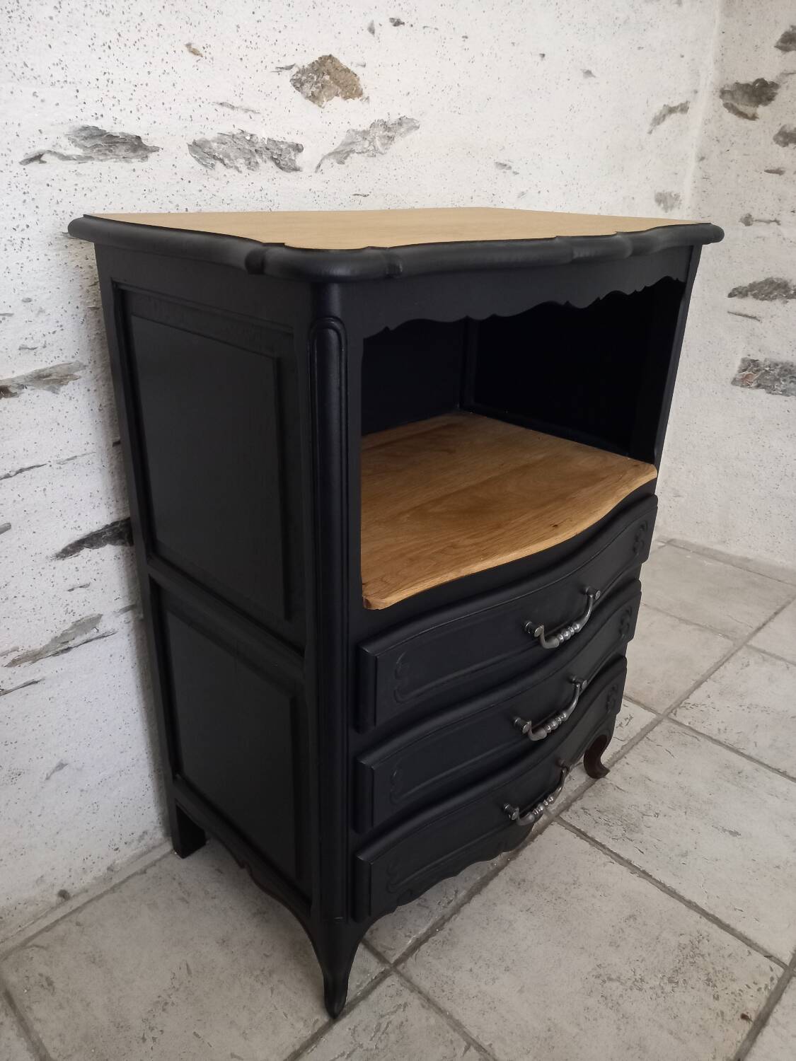 Chiffonnier en bois brut et peint en noir