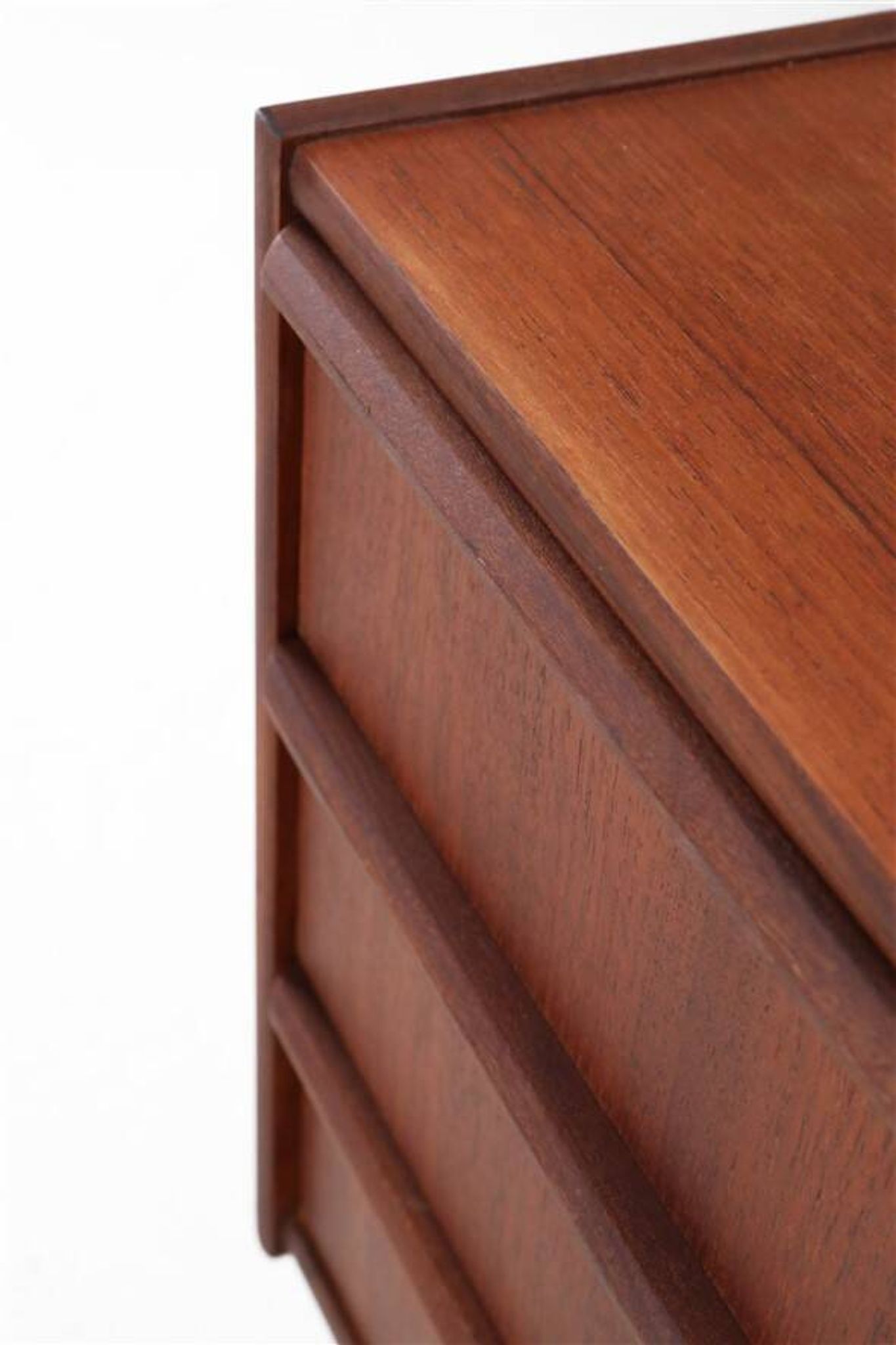 Mid-century teak chest of drawers / dresser / Danish modern design / 1960s