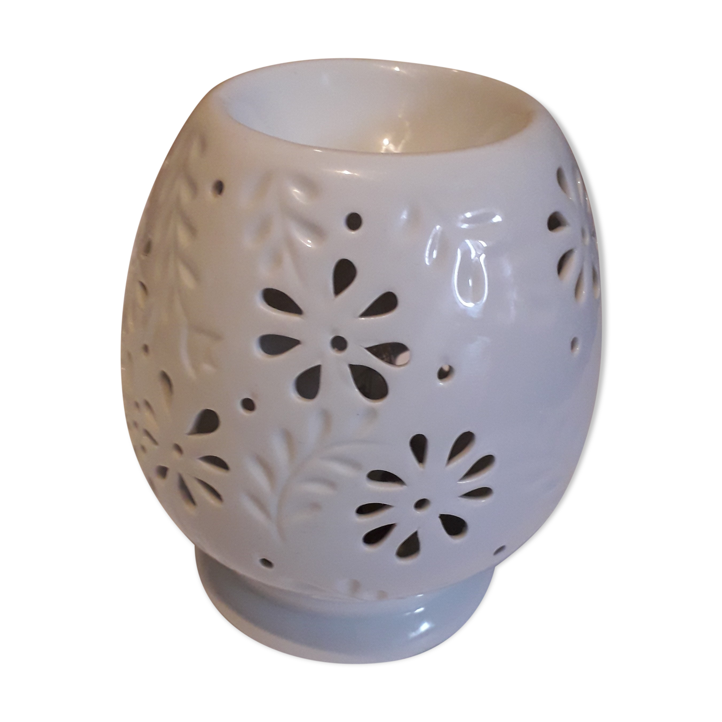 Table lamp in white porcelain openwork with flowers