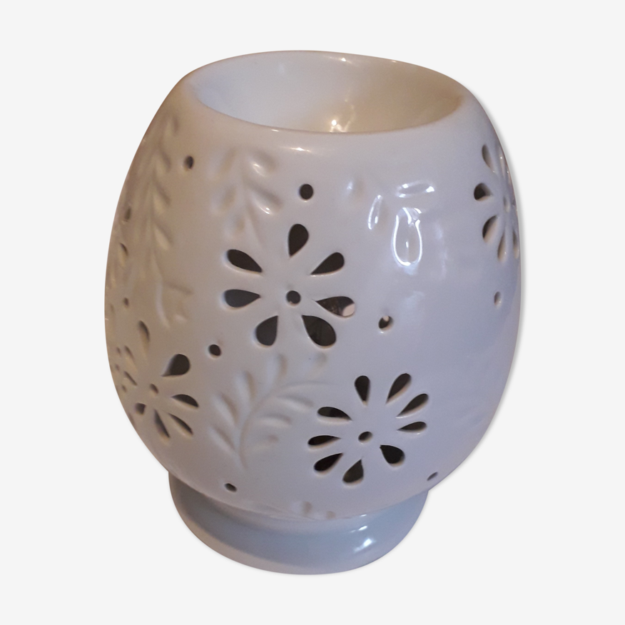 Lampe de table en porcelaine blanche ajourée de fleurs | Selency